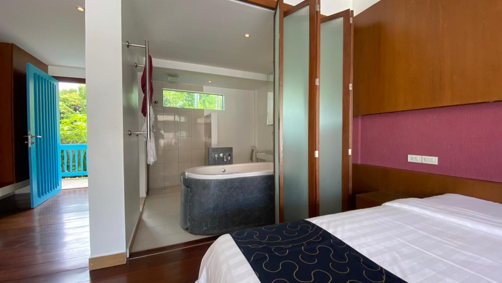 Deluxe Double Room with Partial Seaview photo 2