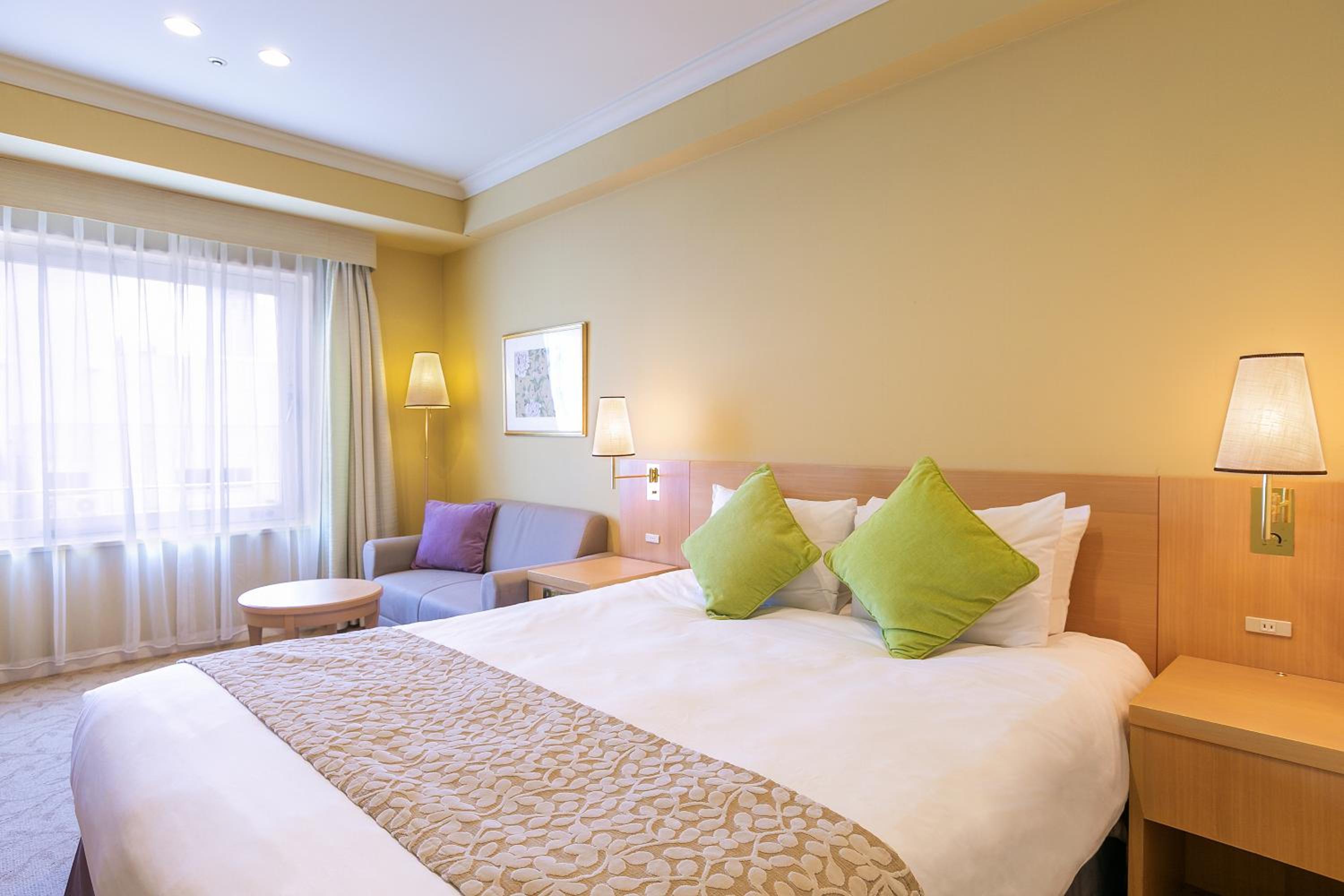 Standard Queen Room with Lounge Access - Smoking