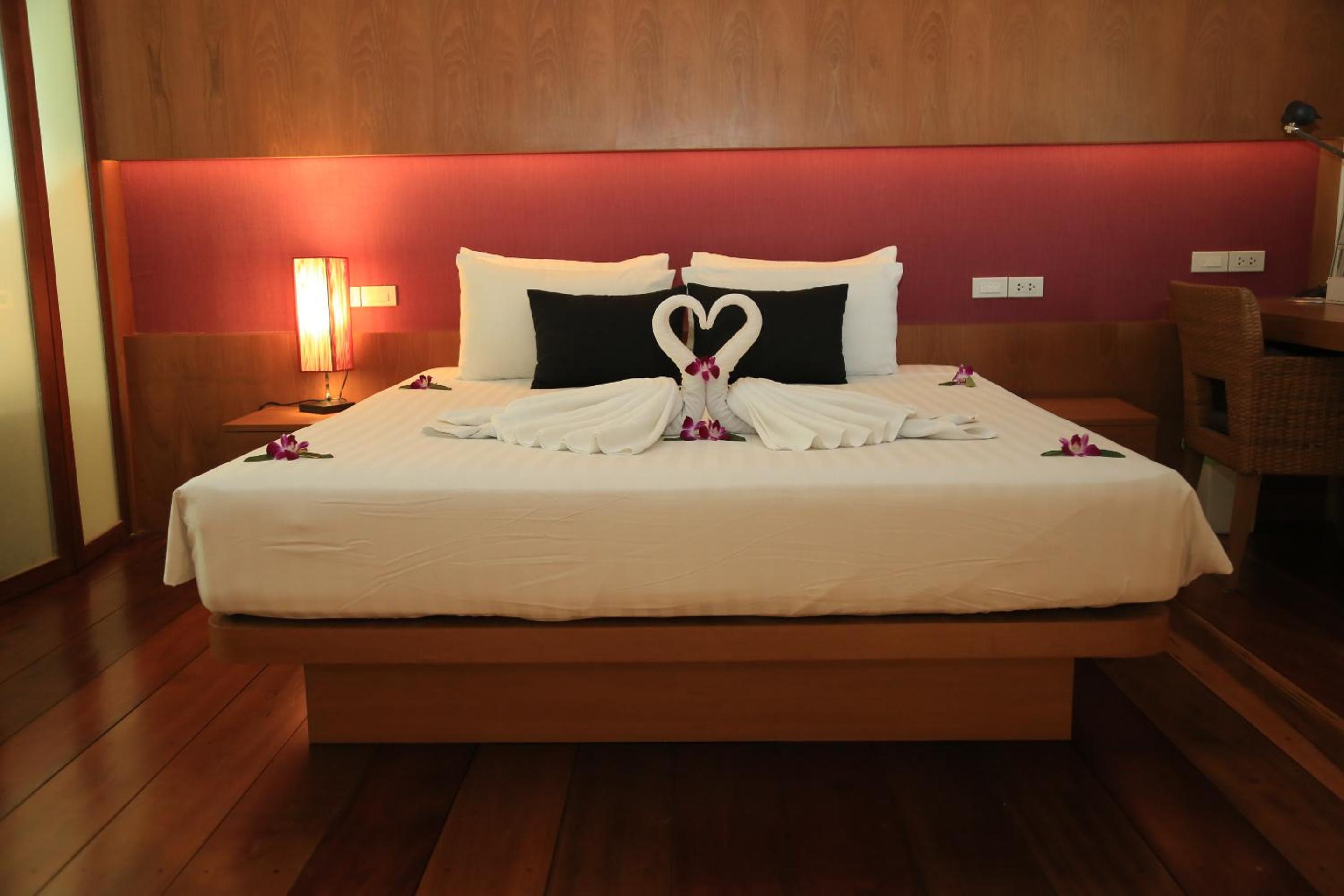 Deluxe Double Room with Partial Seaview