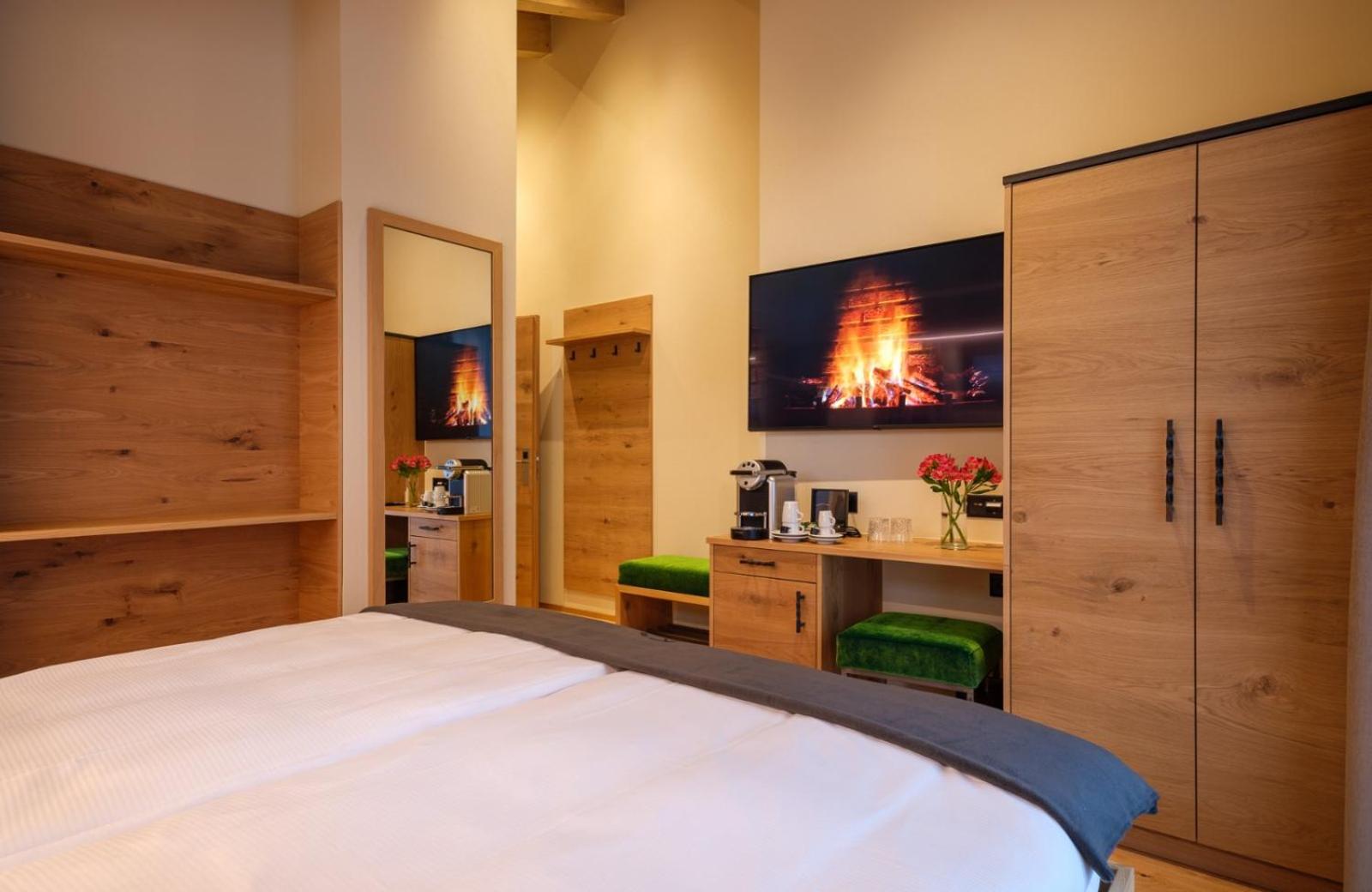 Deluxe Double Room with Balcony - Photo 9