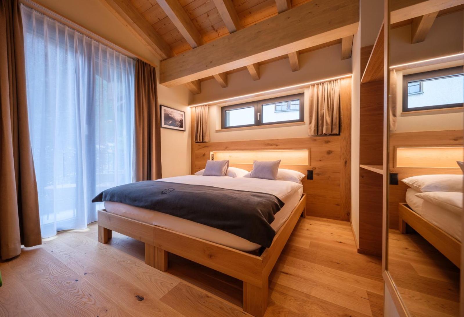 Deluxe Double Room with Balcony - Photo 10