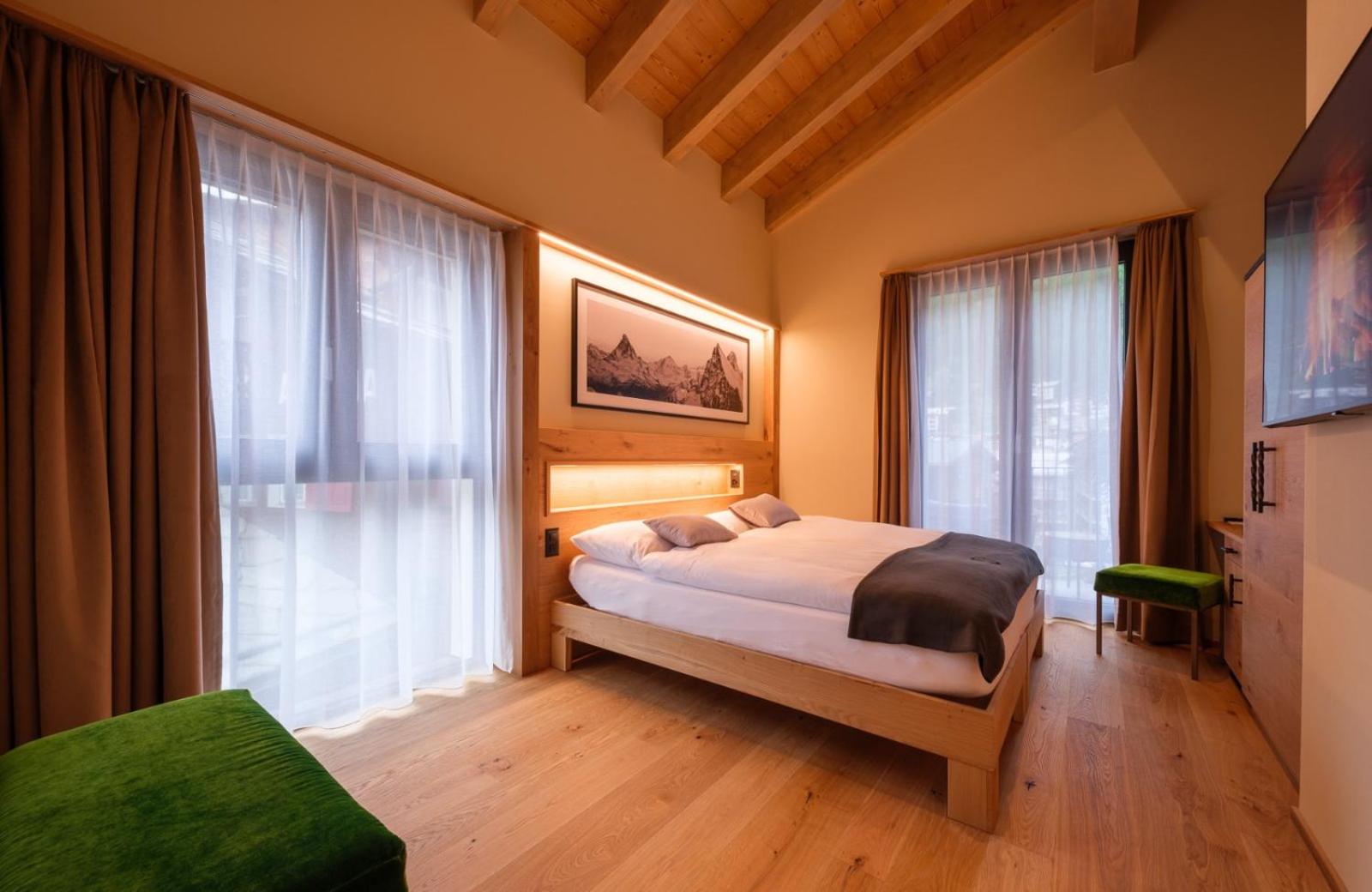 Deluxe Double Room with Balcony - Photo 12