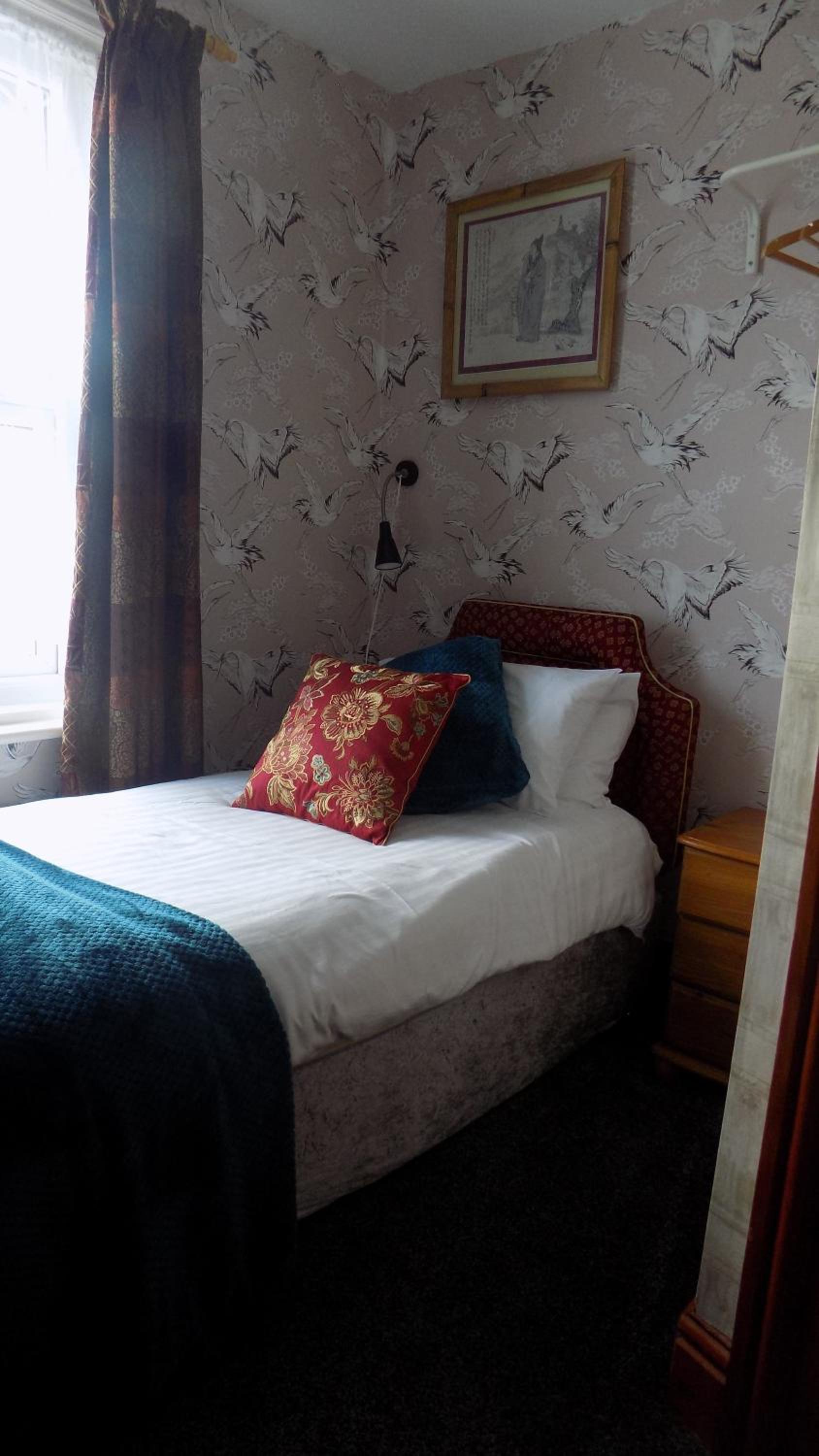 Budget Twin Room - Photo 8