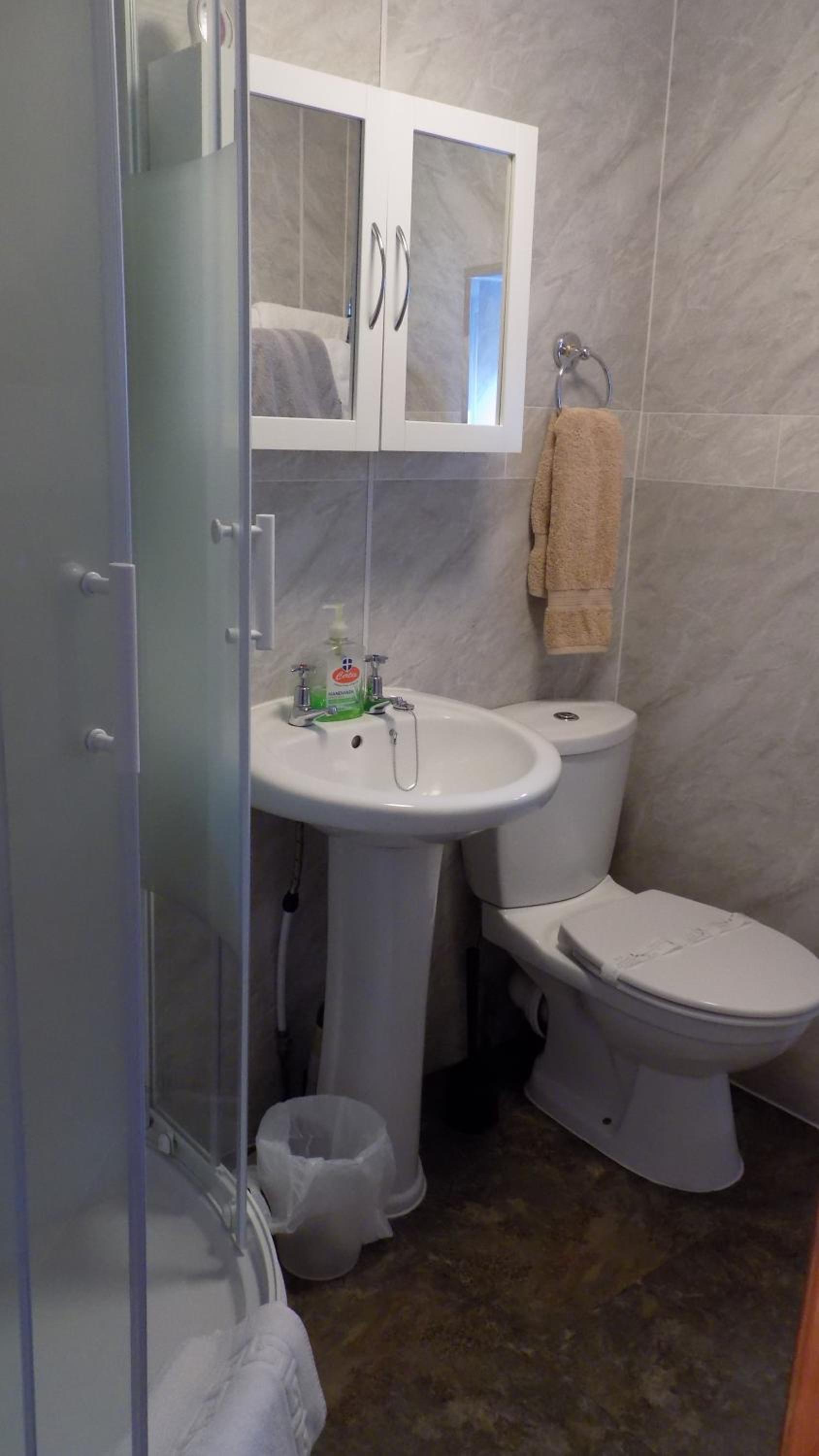Budget Twin Room - Photo 3