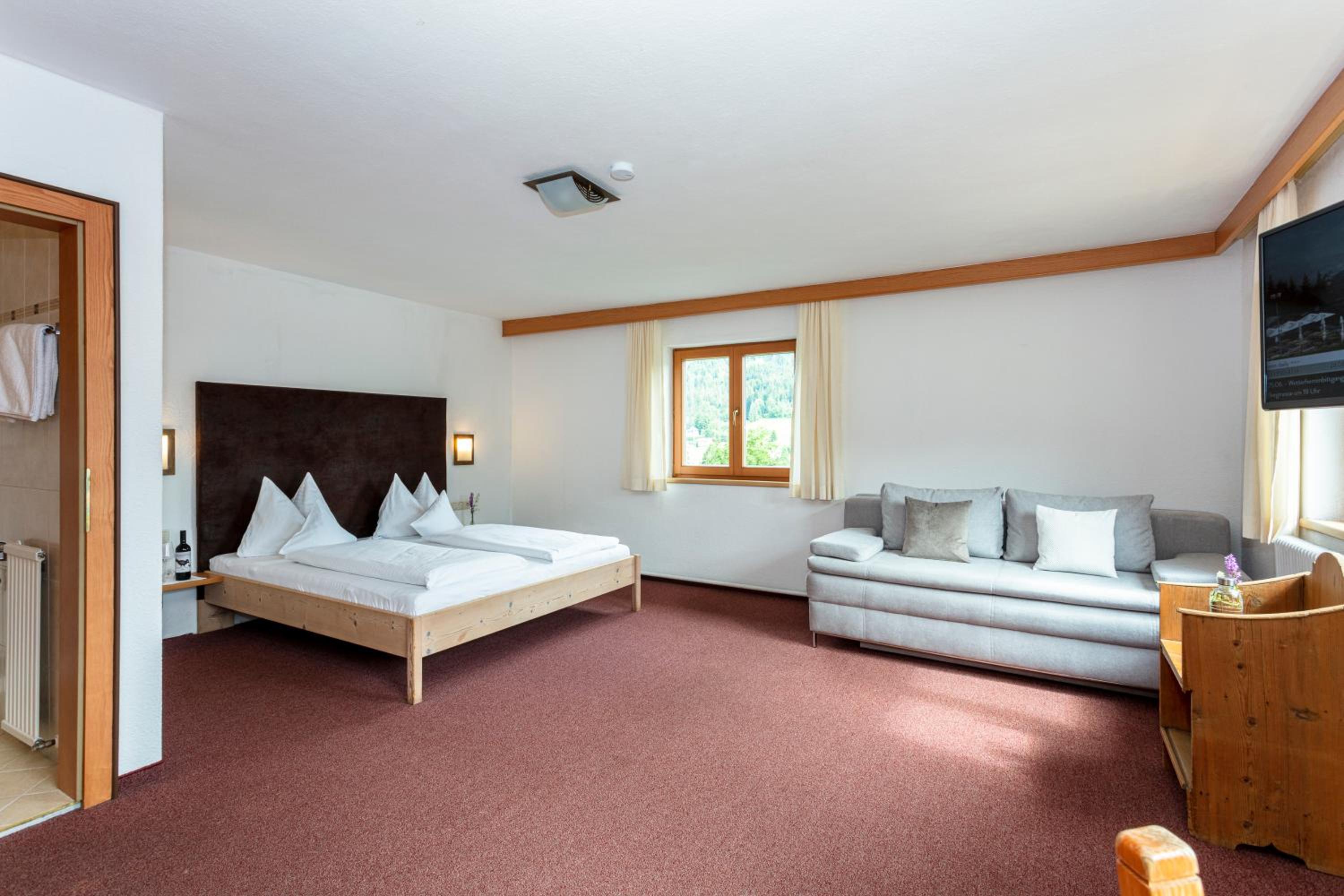 Family Room with Mountain View photo 1