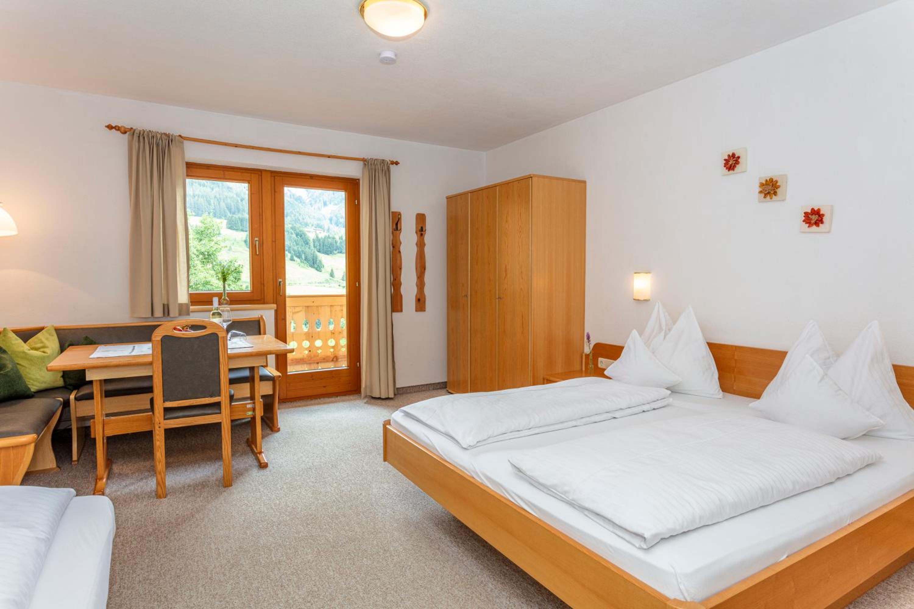 Three-Bedroom Premium Apartment with Balcony photo 1
