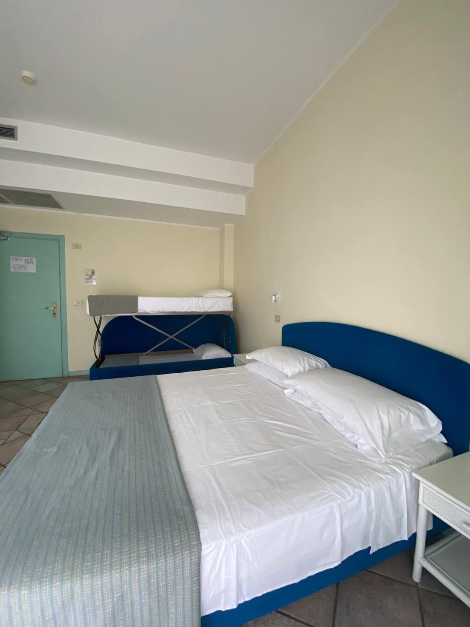 Comfort Quadruple Room with Balcony - Photo 3