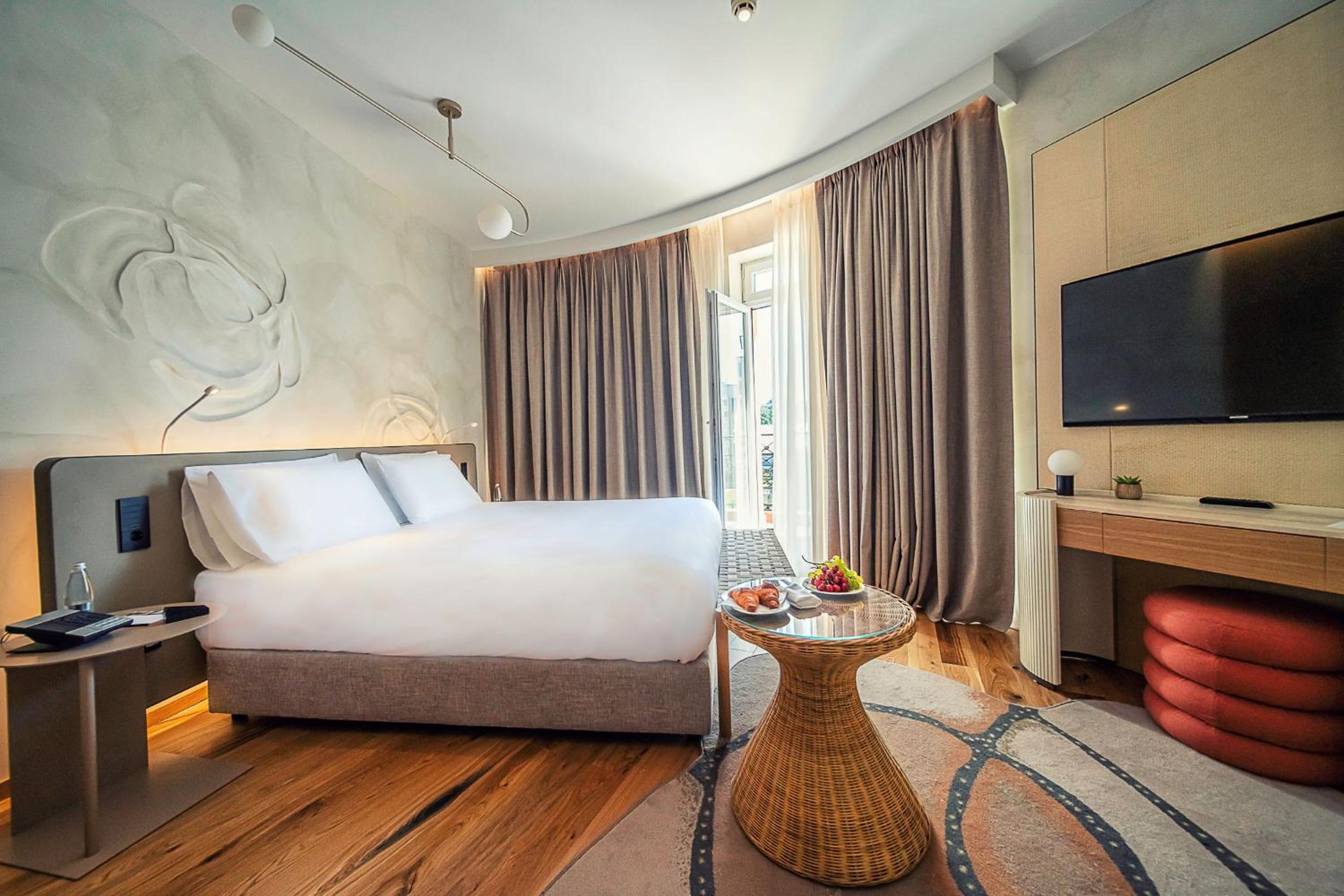 Deluxe King Room with Balcony - Photo 6