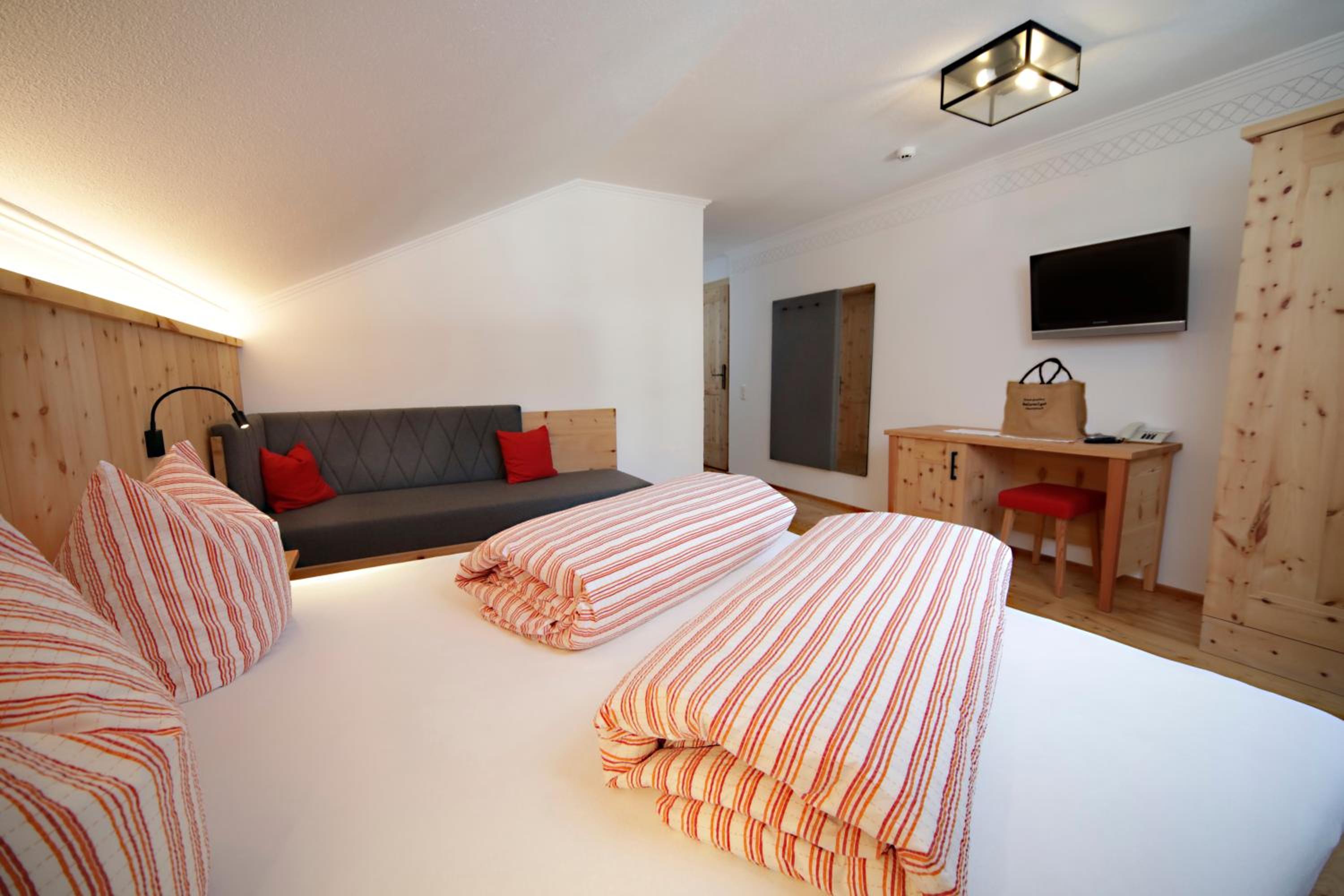 Standard Double Room - Photo 9