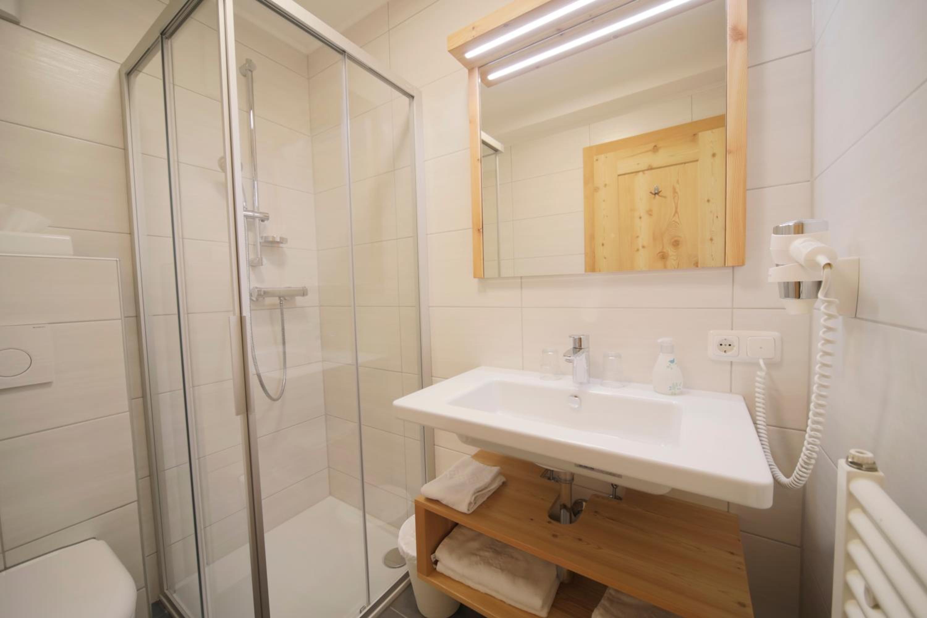 Standard Double Room - Photo 10