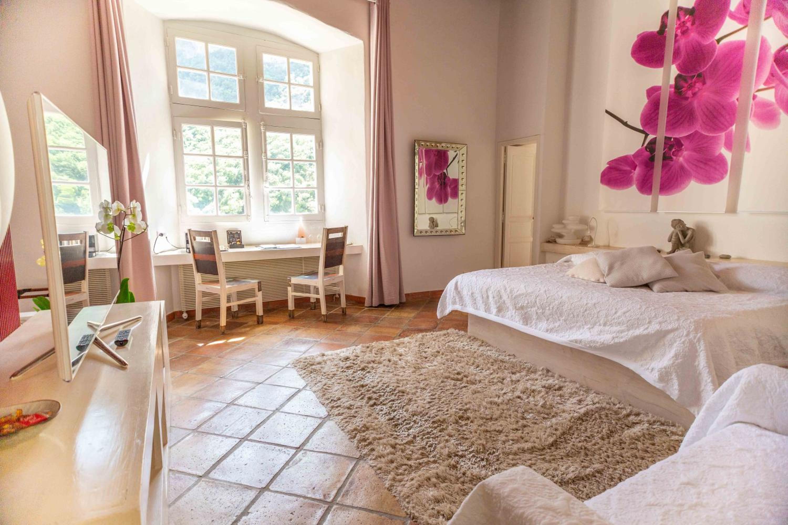 One-Bedroom Suite - Photo 2