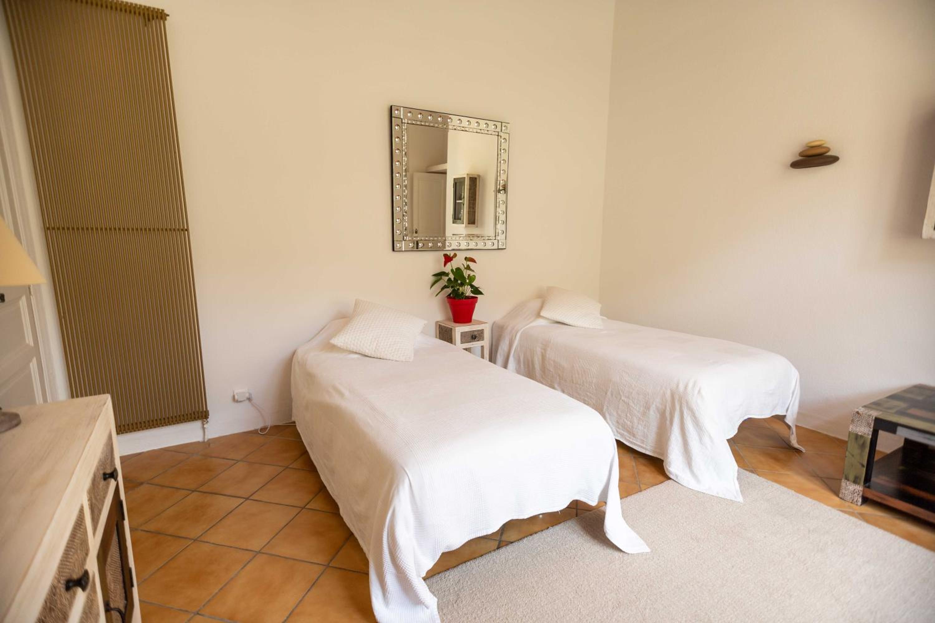 One-Bedroom Suite - Photo 8