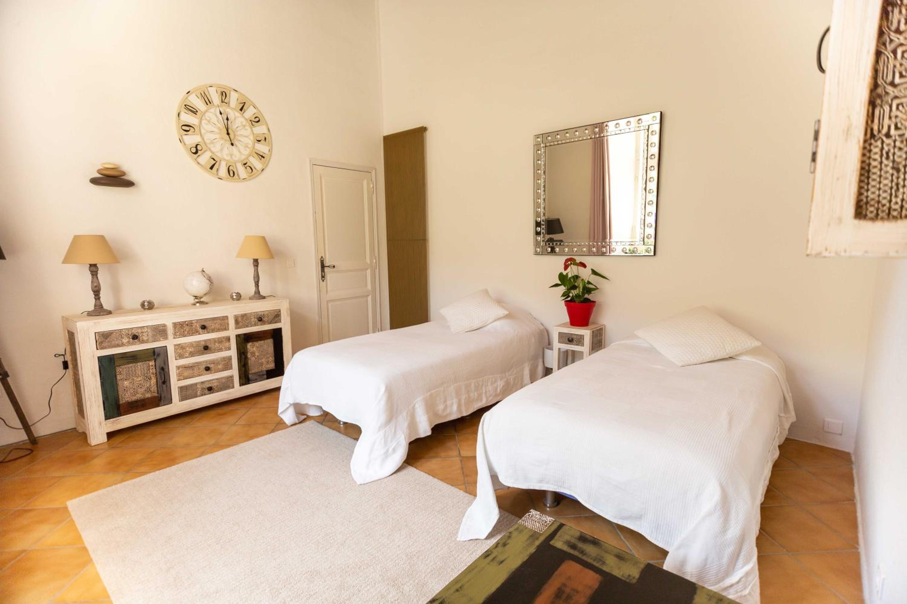 One-Bedroom Suite - Photo 7