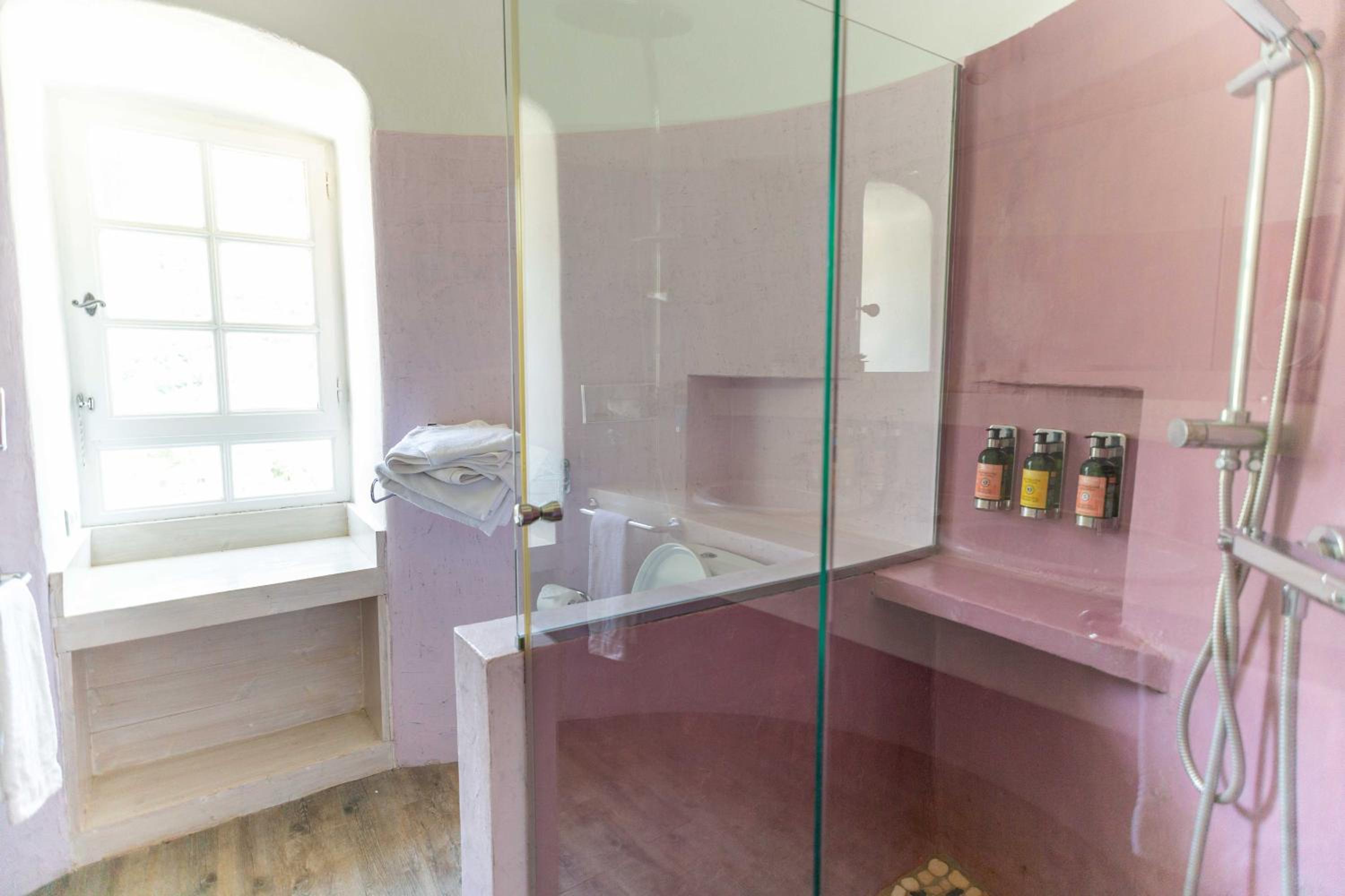 One-Bedroom Suite - Photo 9