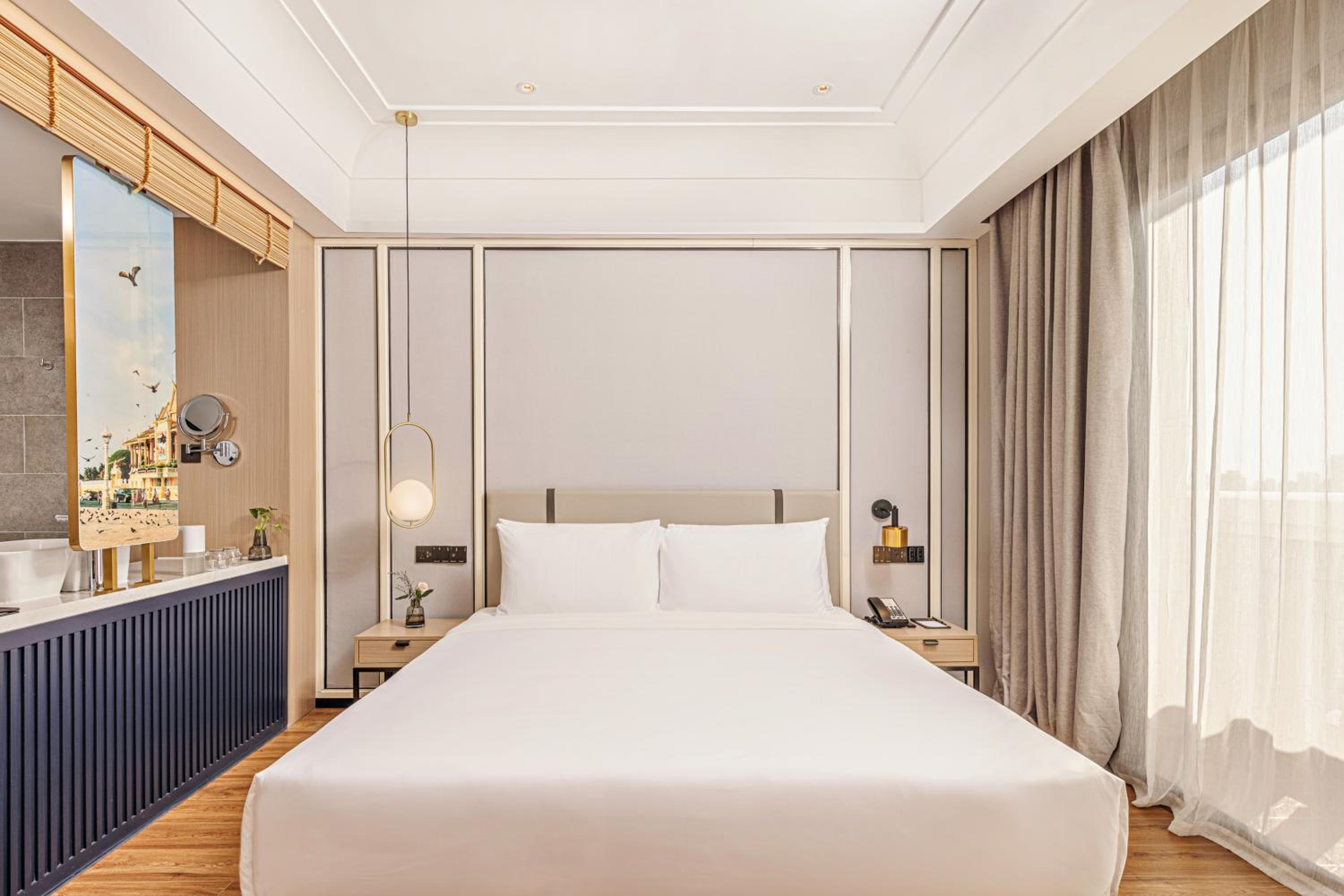 Deluxe King Room - Photo 1