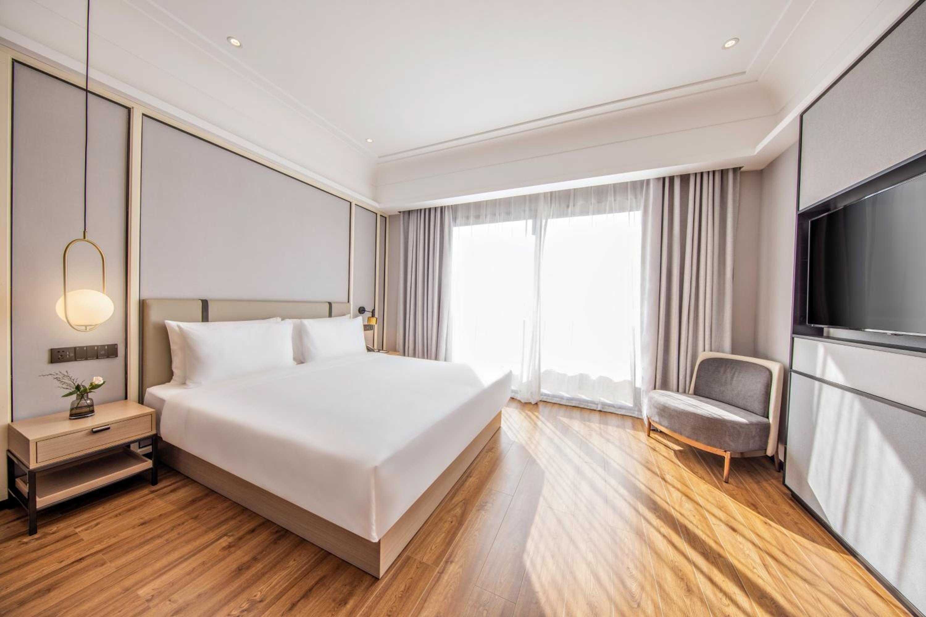 Deluxe King Room - Photo 3