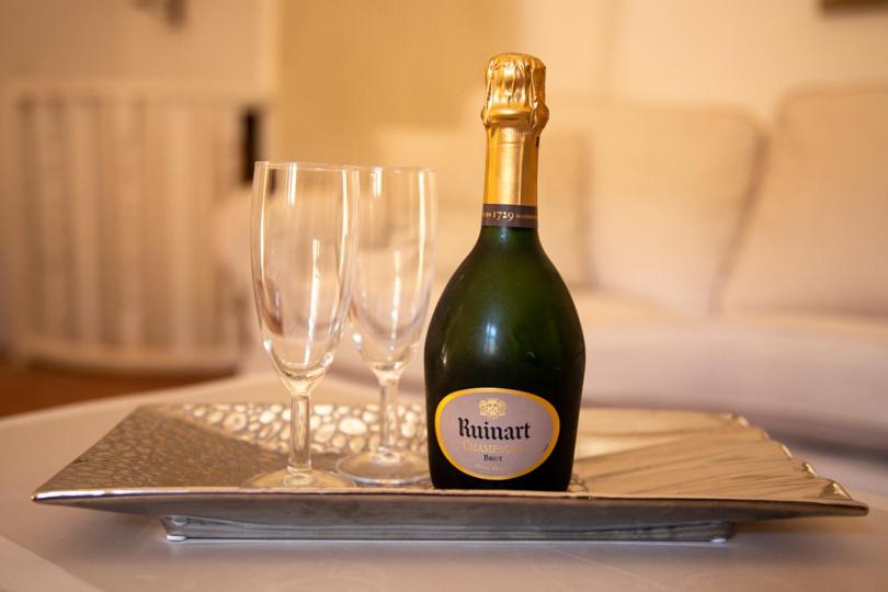 Suite - Photo 11