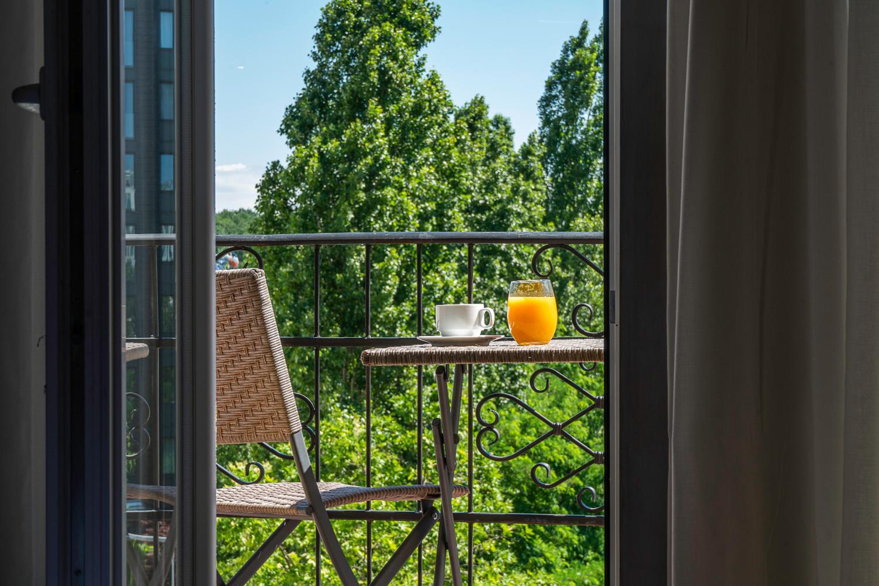 Deluxe King Room with Balcony - Photo 3