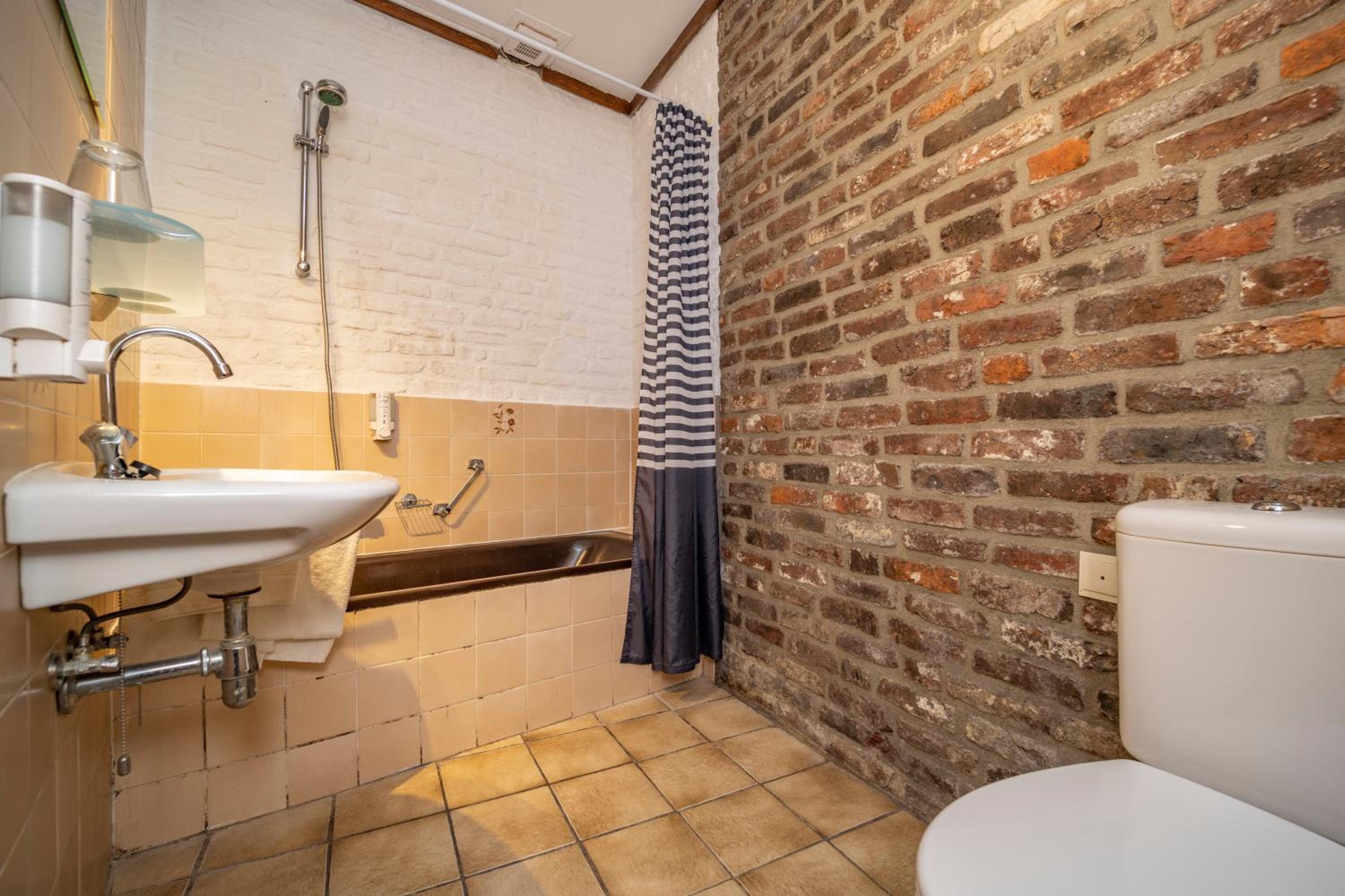 Standard Triple Room with Shower - Photo 4