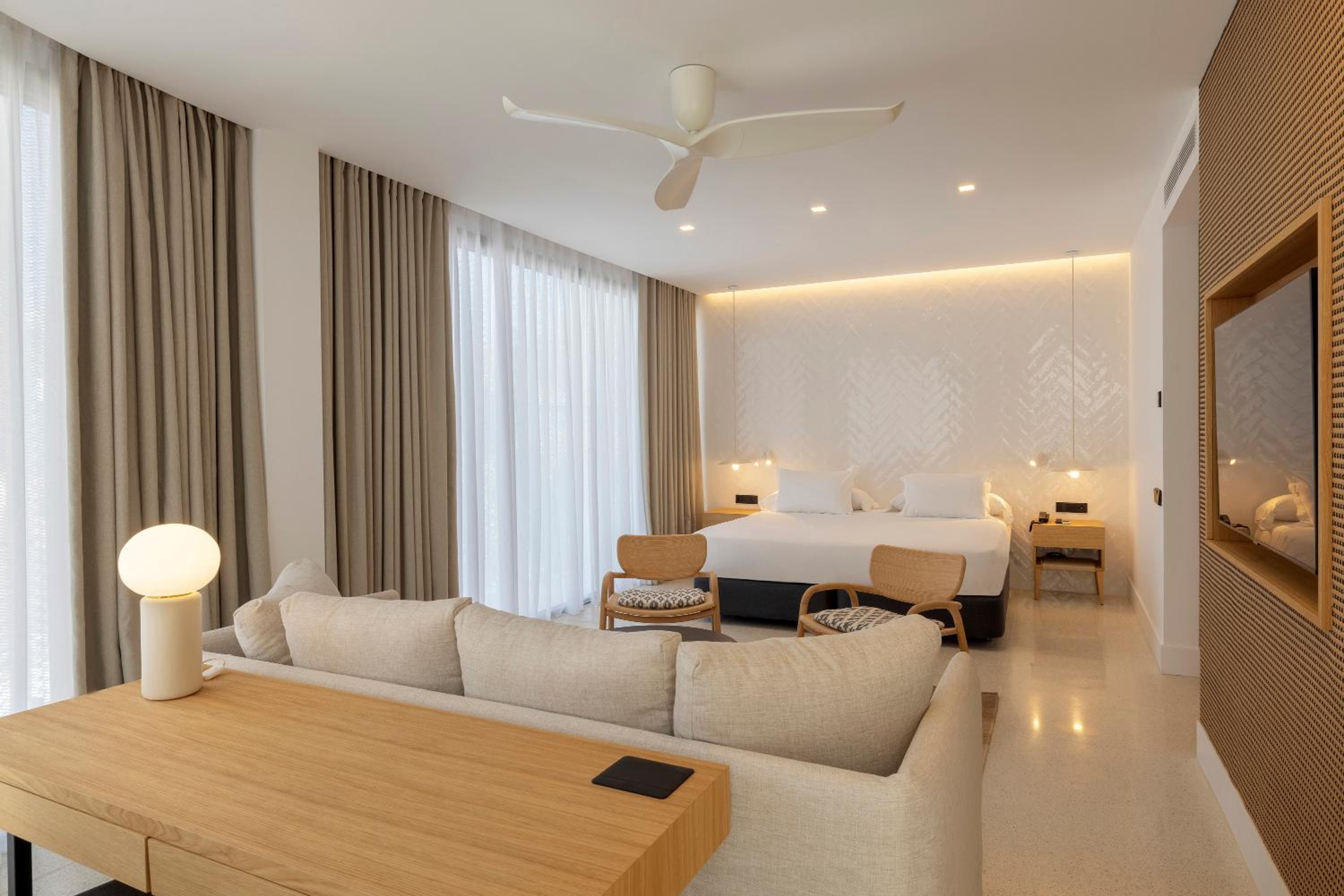 Suite - Photo 1