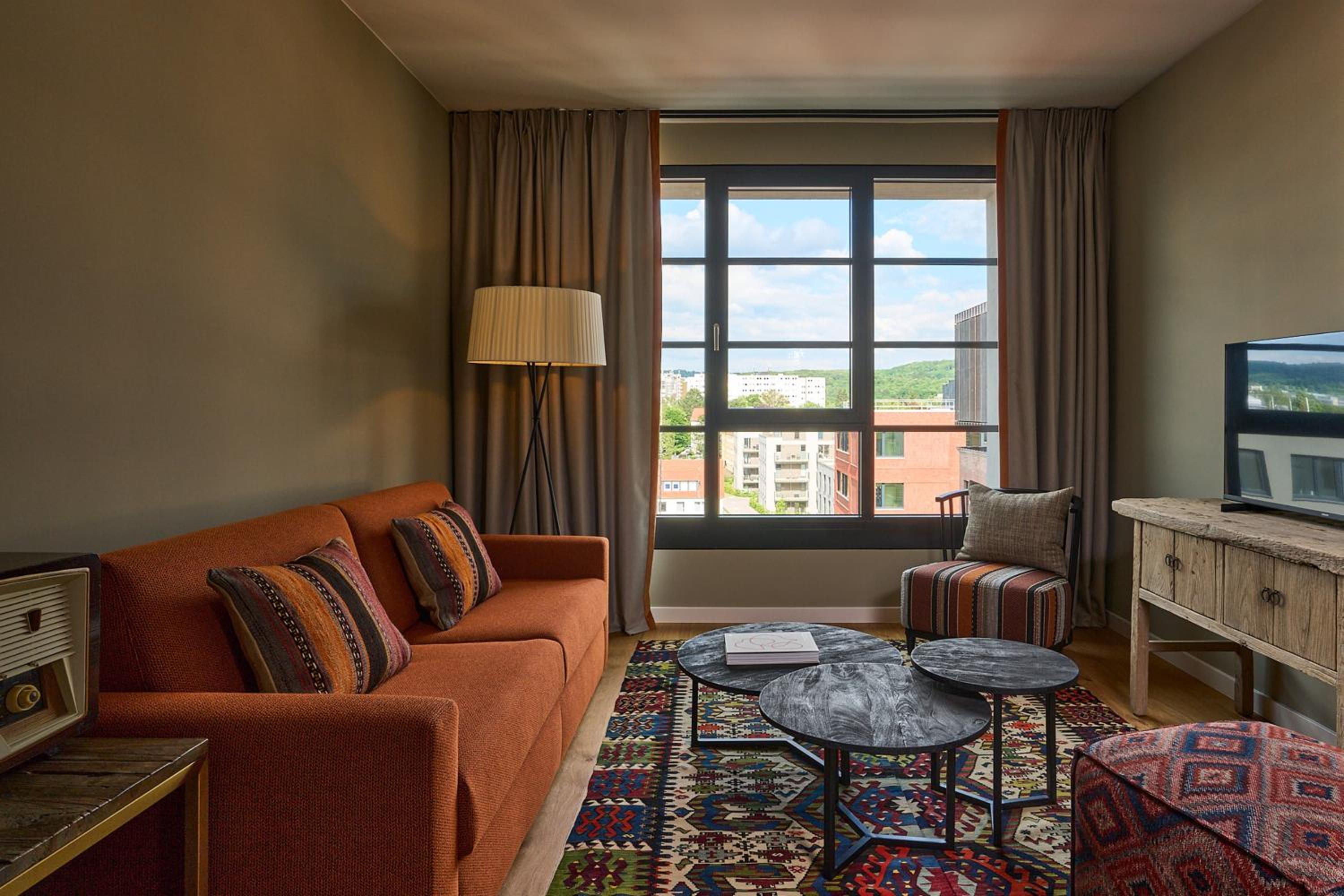 Suite - Photo 1
