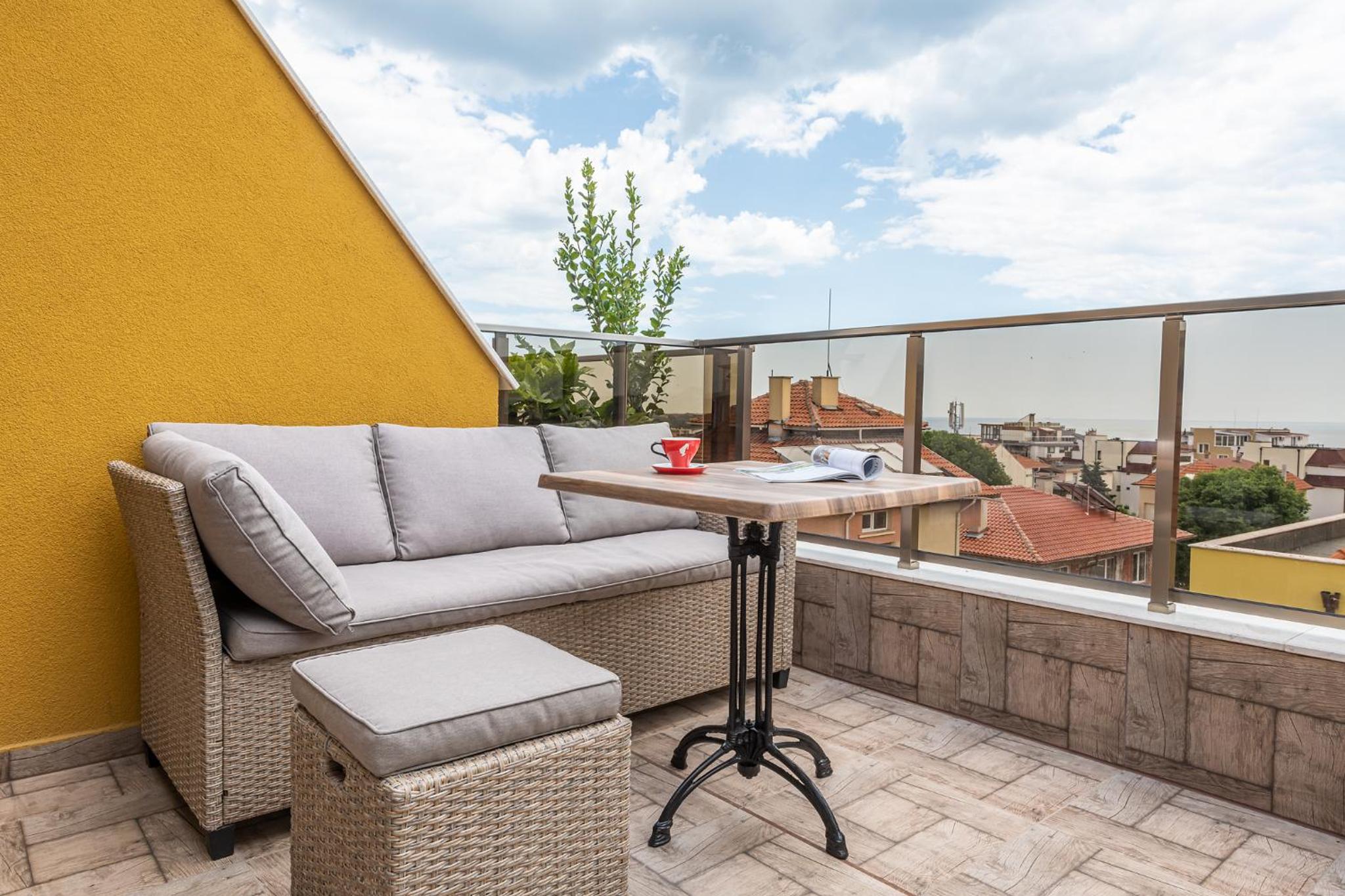 Deluxe Double Room with Balcony and Sea View - Photo 8