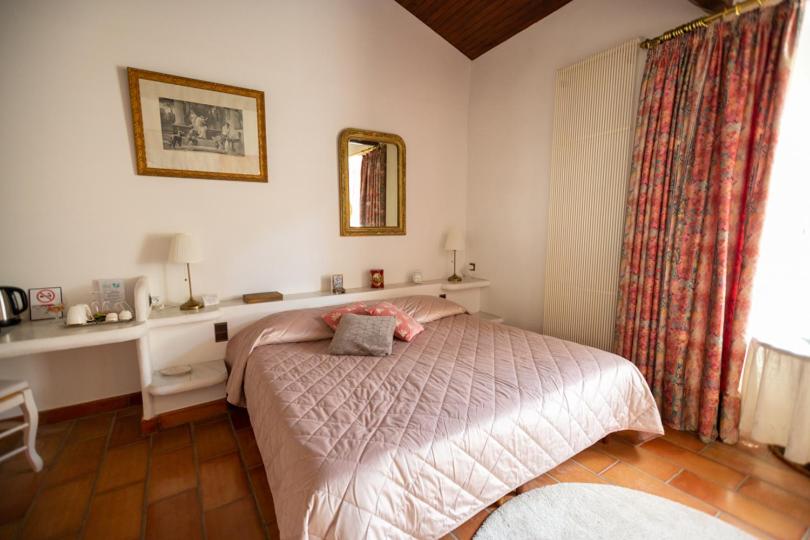 Deluxe Double Room with Bath - Photo 3