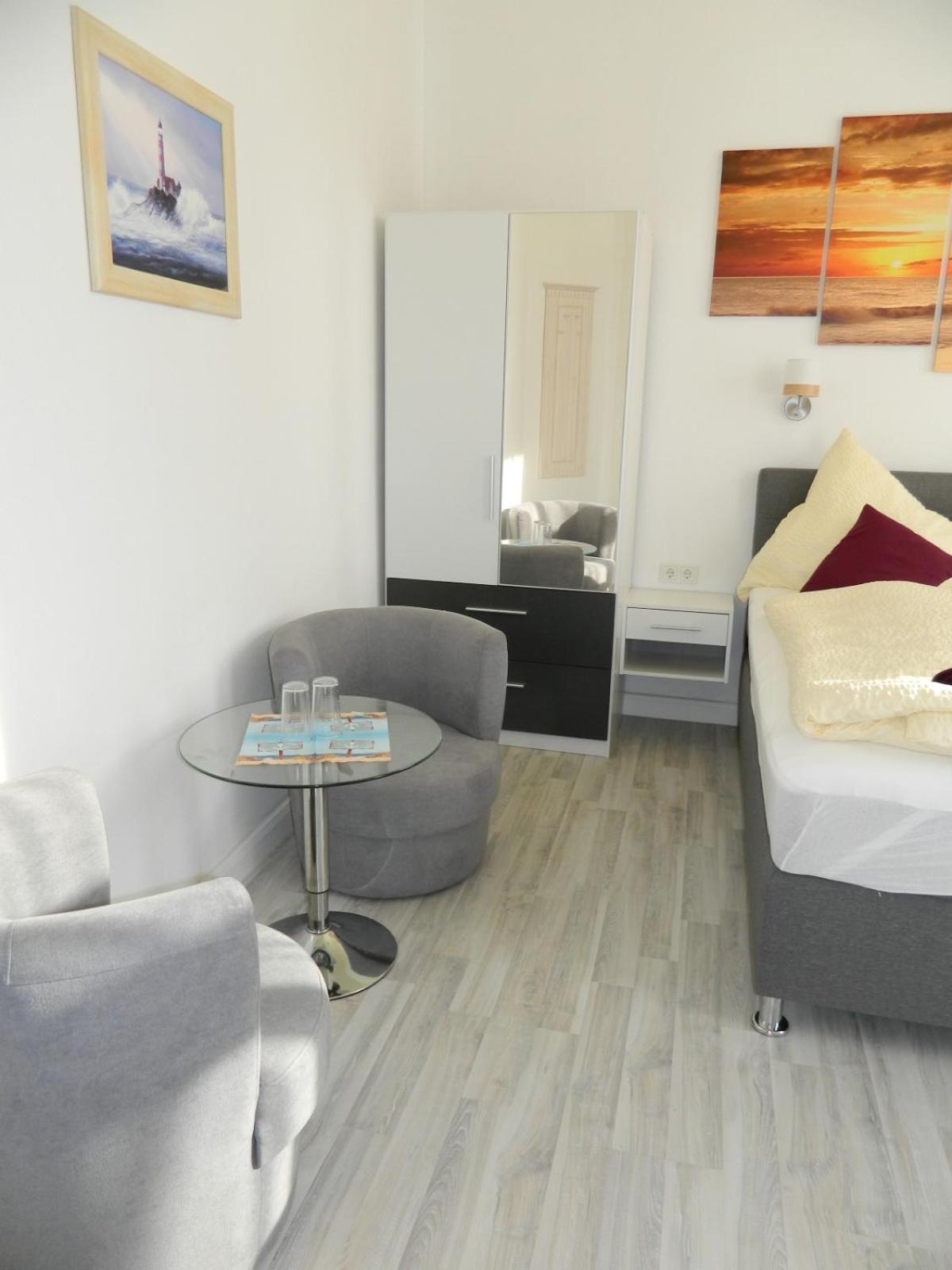 Double Room with Private Bathroom photo 3