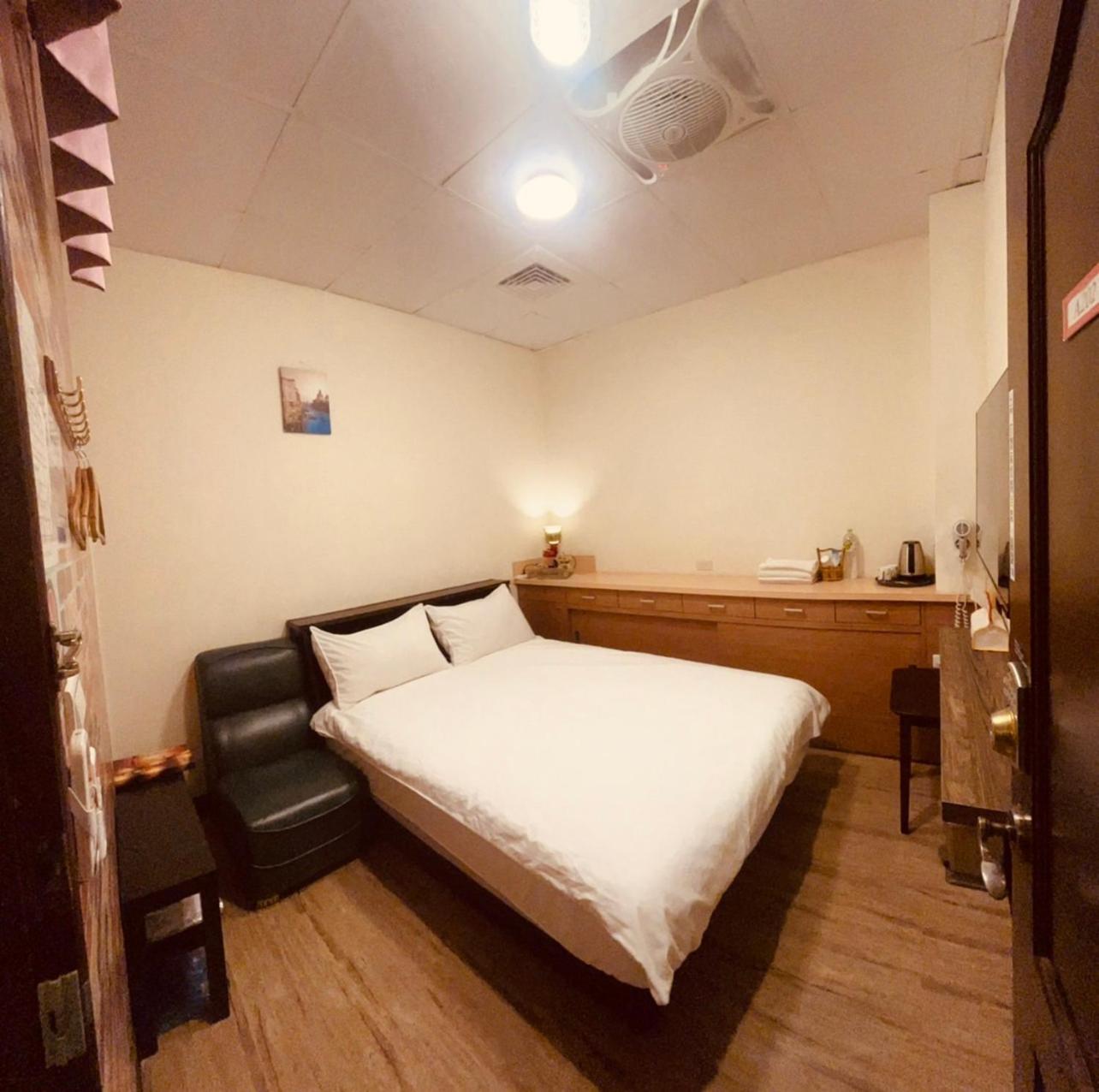 Double Room with Shared Bathroom photo 2