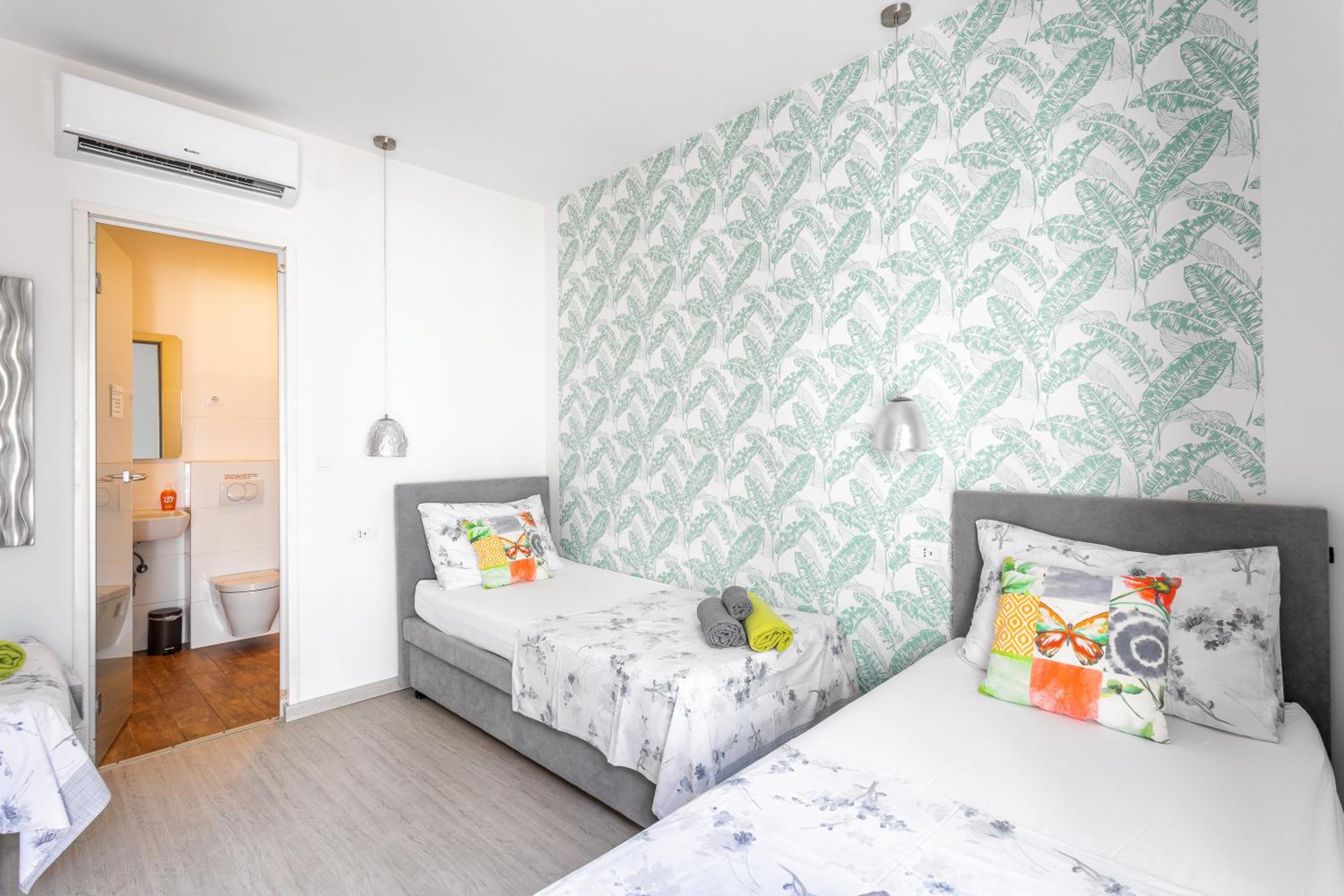 Quadruple Room with Bathroom - Photo 1