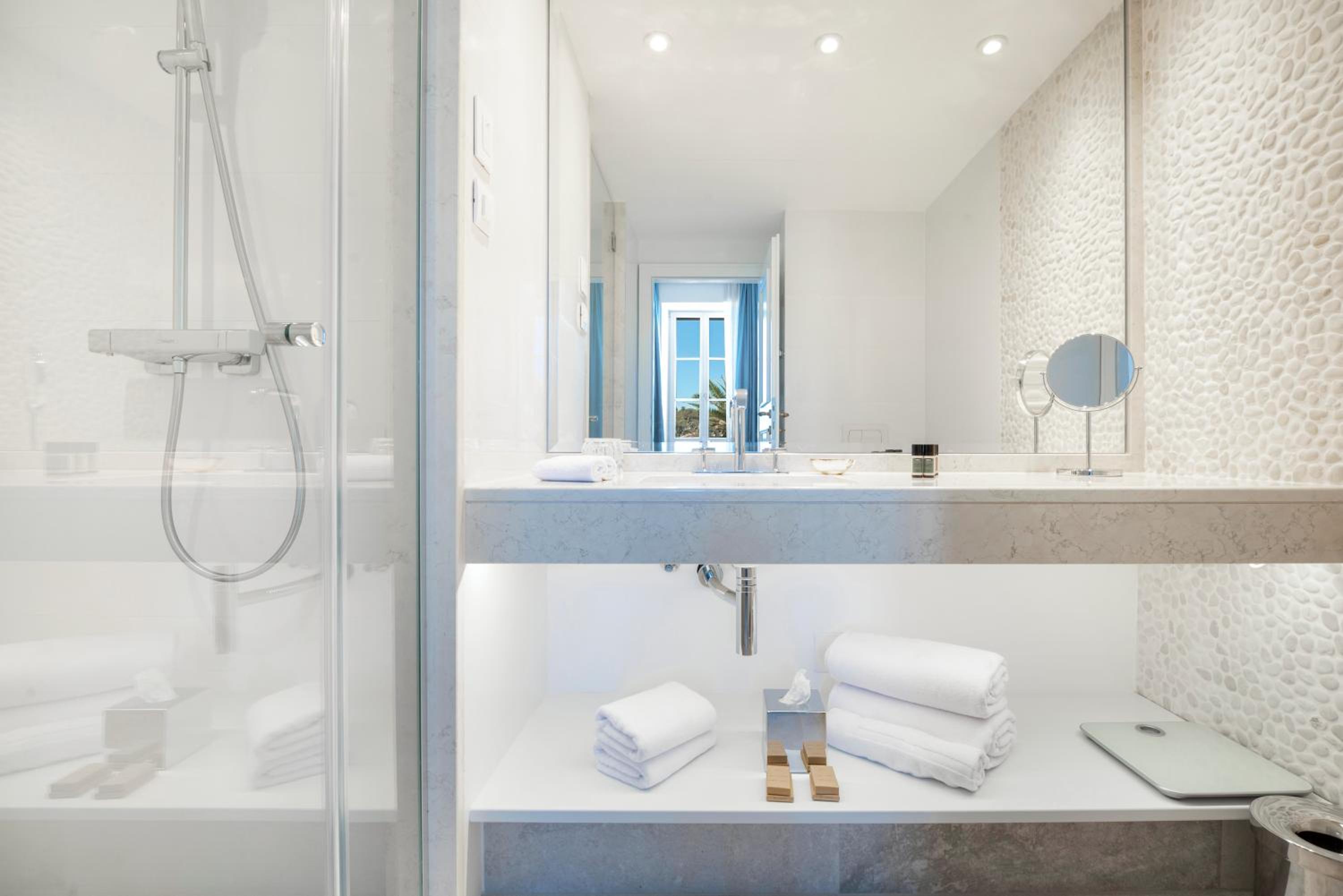 Premium Double or Twin Room - Photo 2