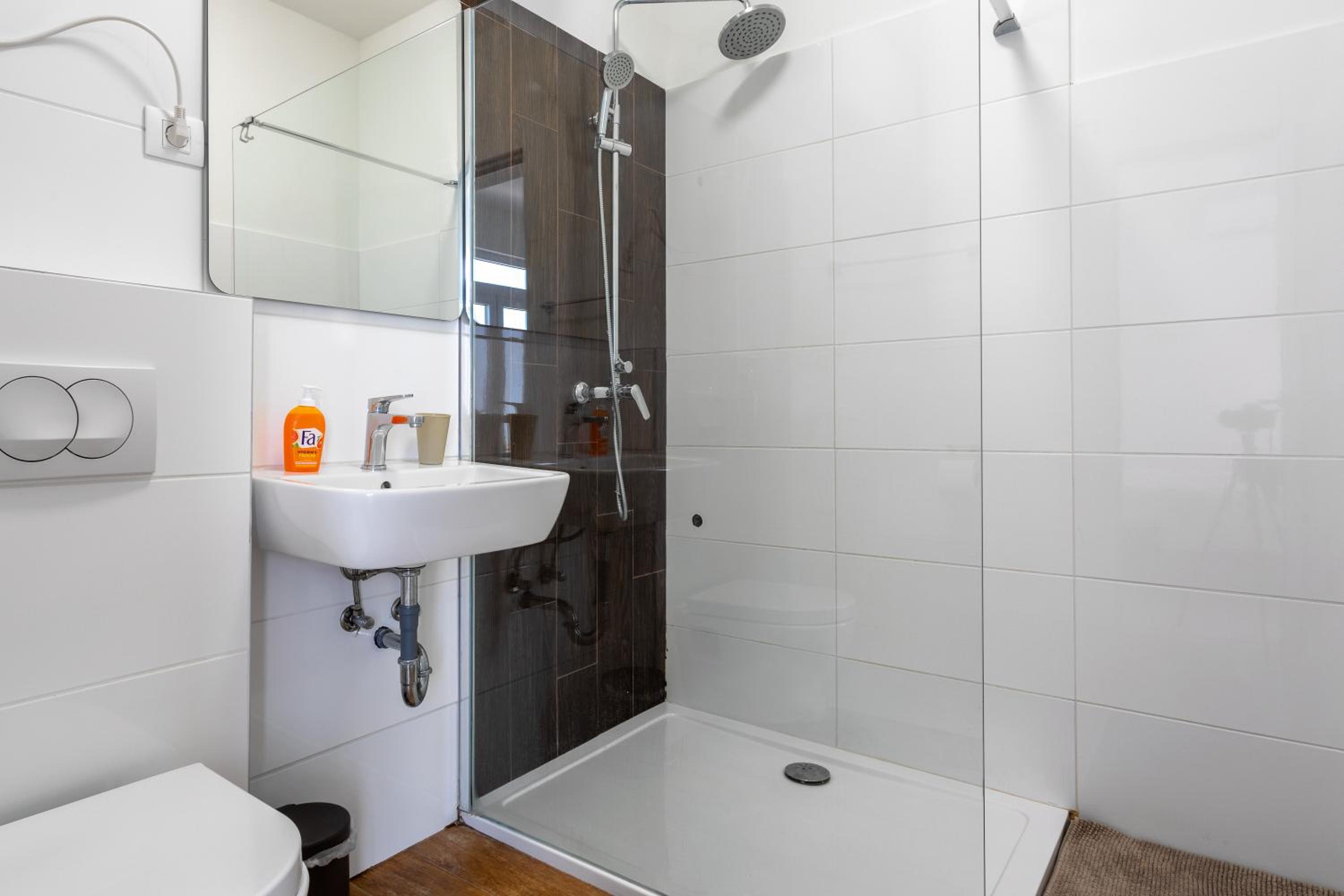 Quadruple Room with Bathroom - Photo 3