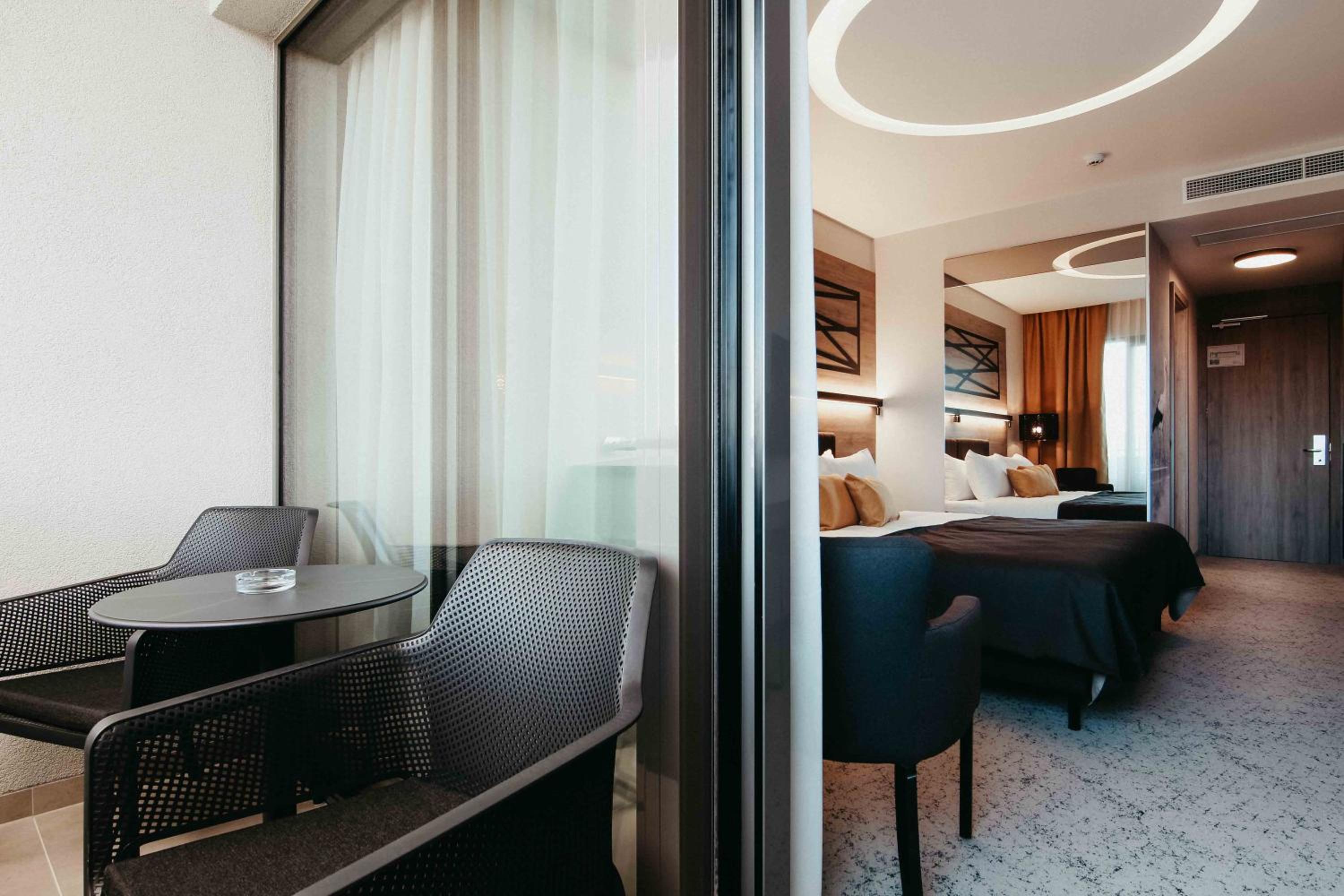 Deluxe Double Room with Balcony - Photo 4