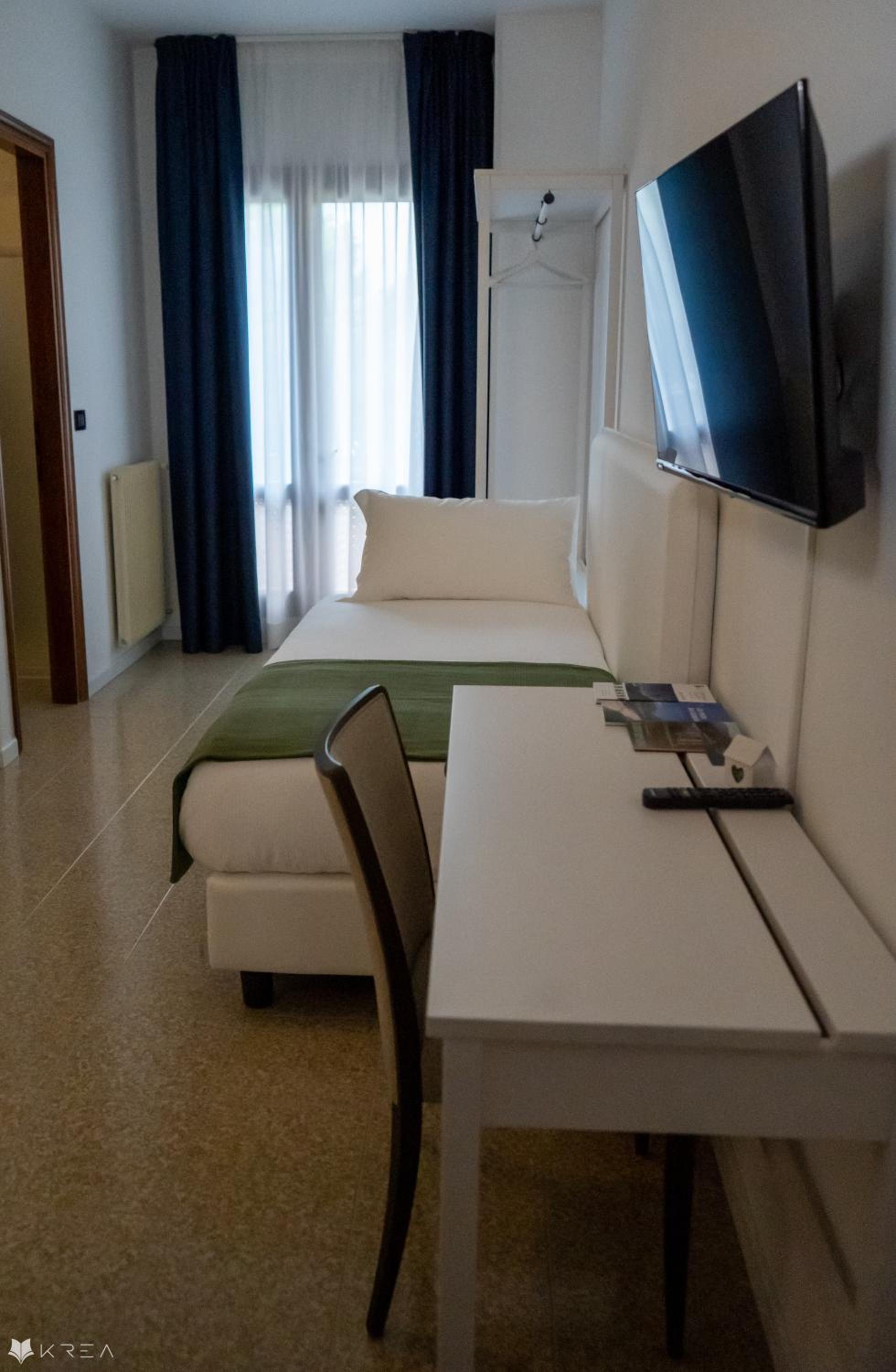 Triple Room with Balcony - Photo 18