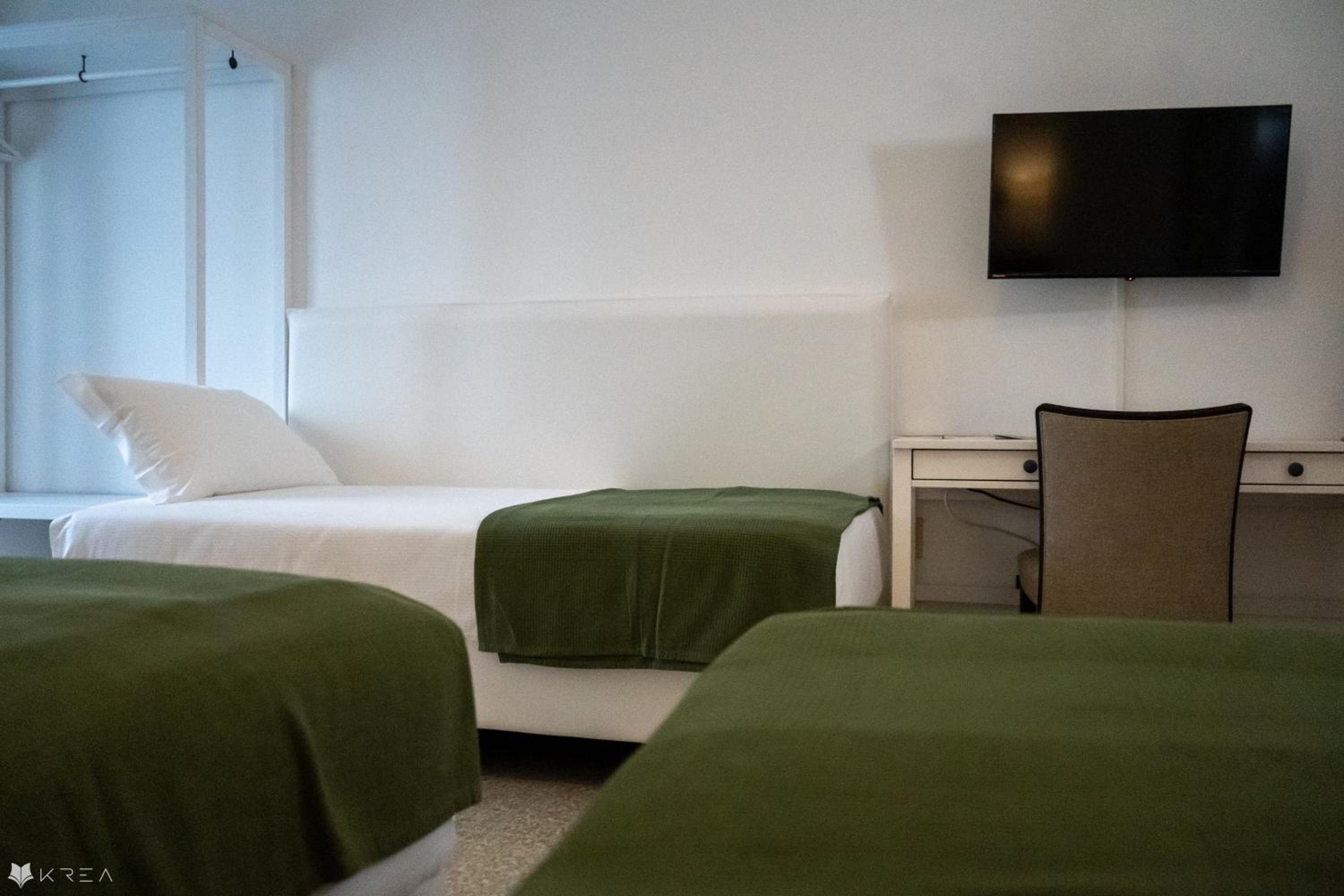 Triple Room with Balcony - Photo 17