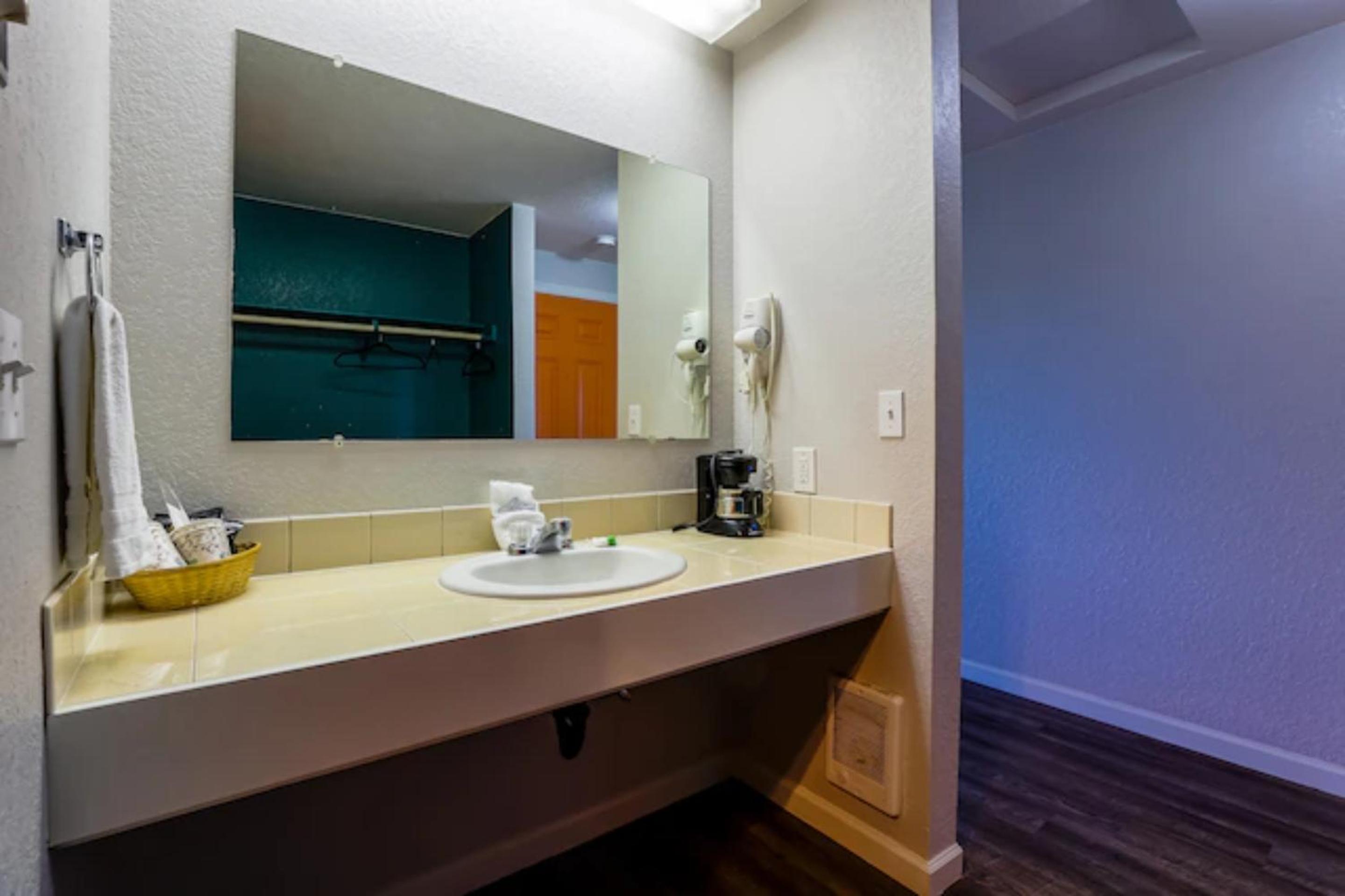 King Jetted Tub with River View photo 3