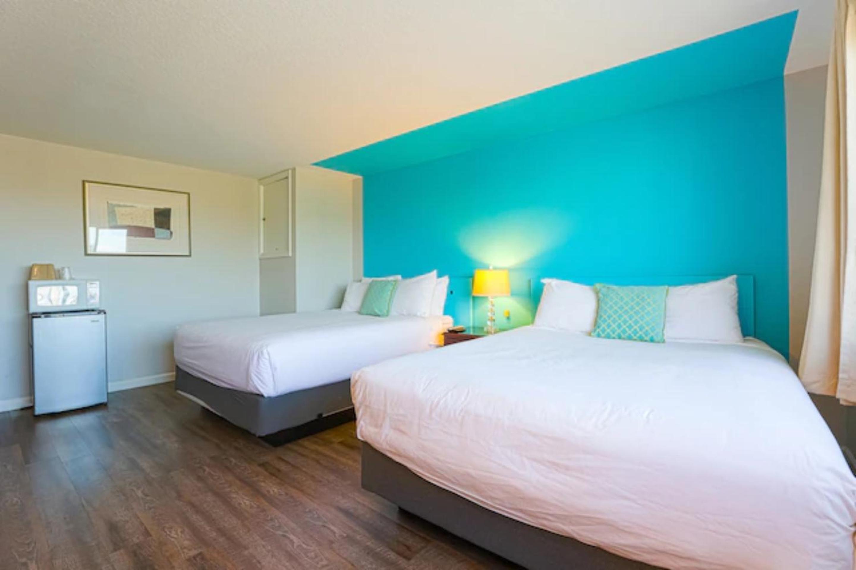 Two Queen Beds with Riverview & Balcony photo 2