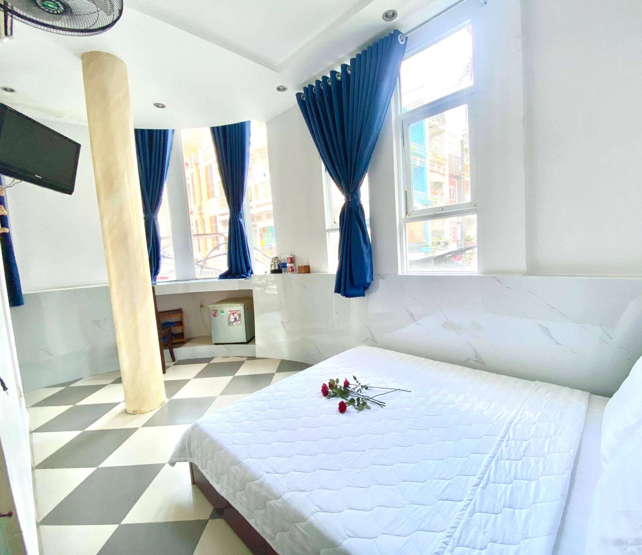 Deluxe Double or Twin Room with City View - Photo 4