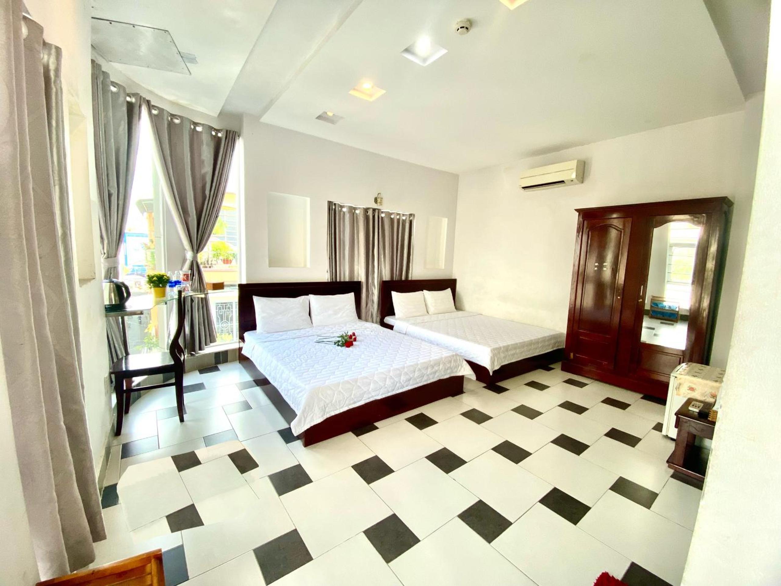 Family Room with Balcony - Photo 3