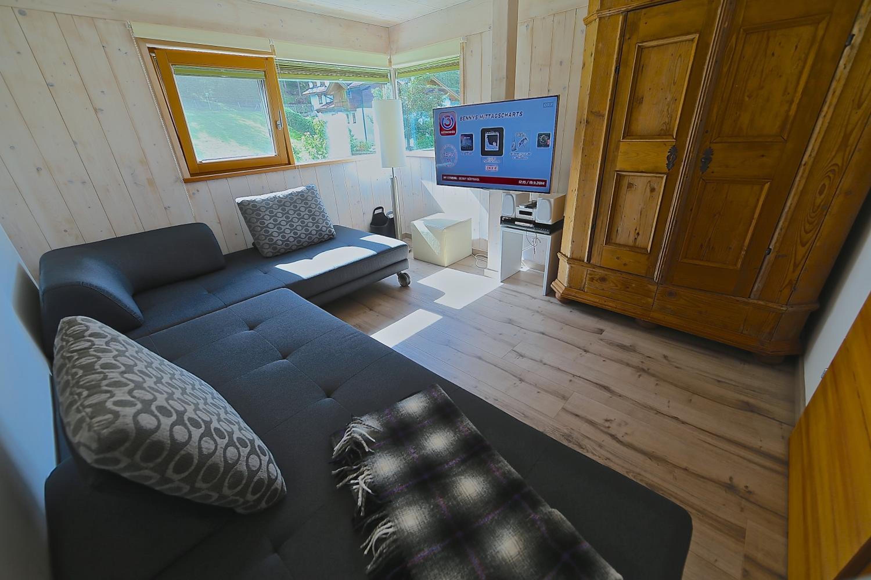 Five-Bedroom House photo 1
