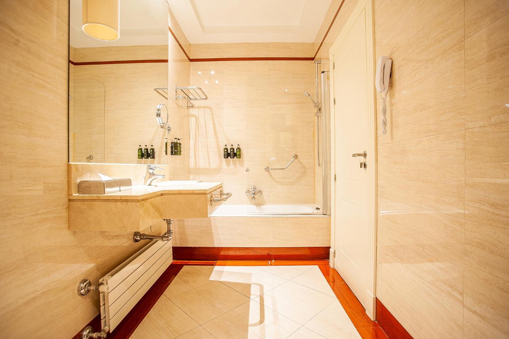 Standard Double or Twin Room with View - Photo 2