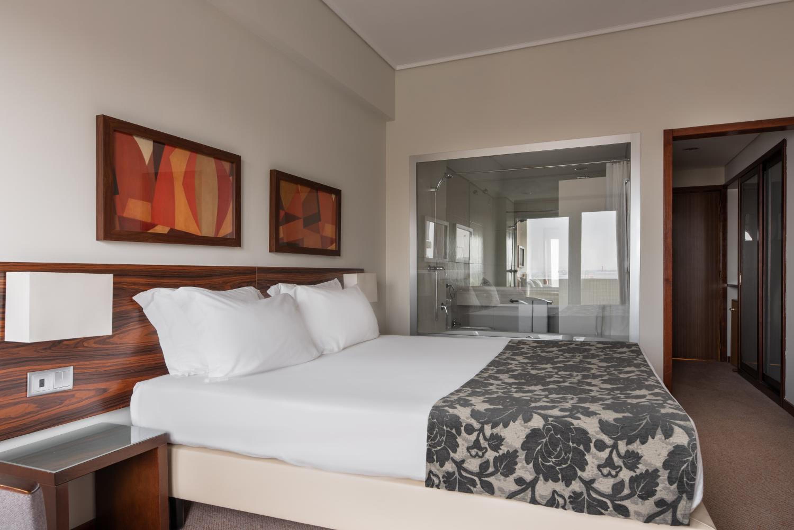 Double or Twin Room with Sea View - Photo 8
