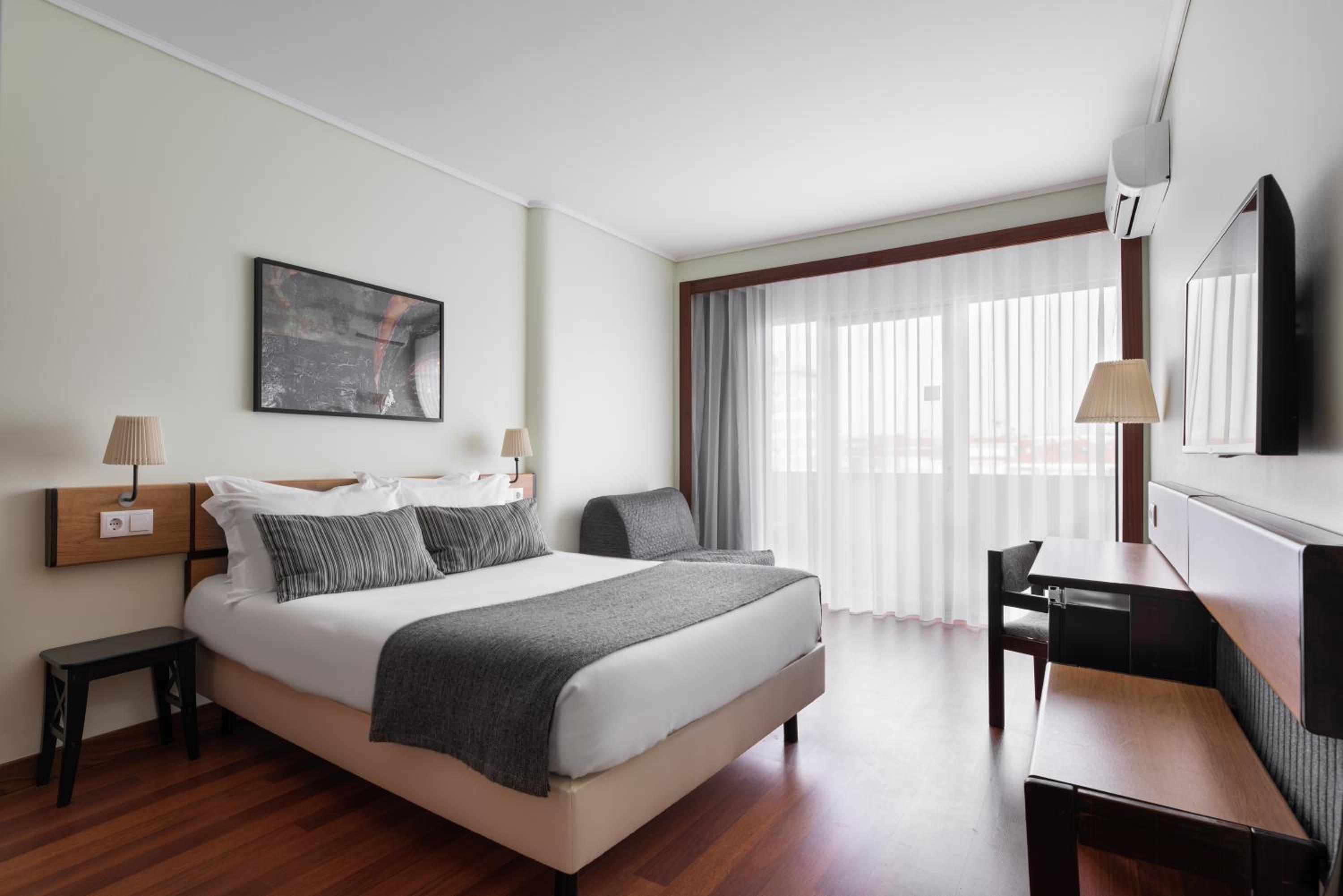 Family Room with City View  - Photo 4