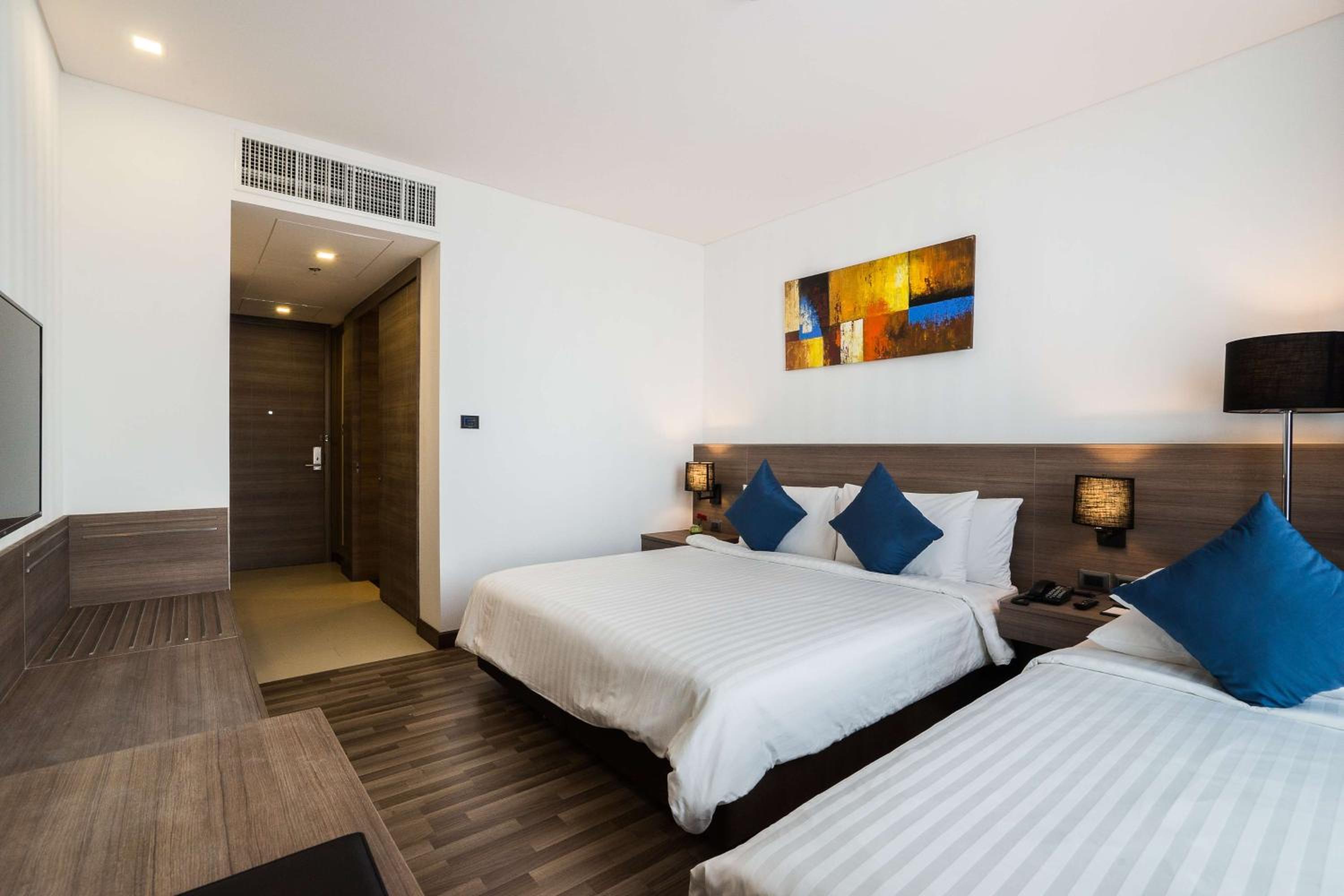 Family Room with King Bed and Single Bed - City View/Non-Smoking photo 2