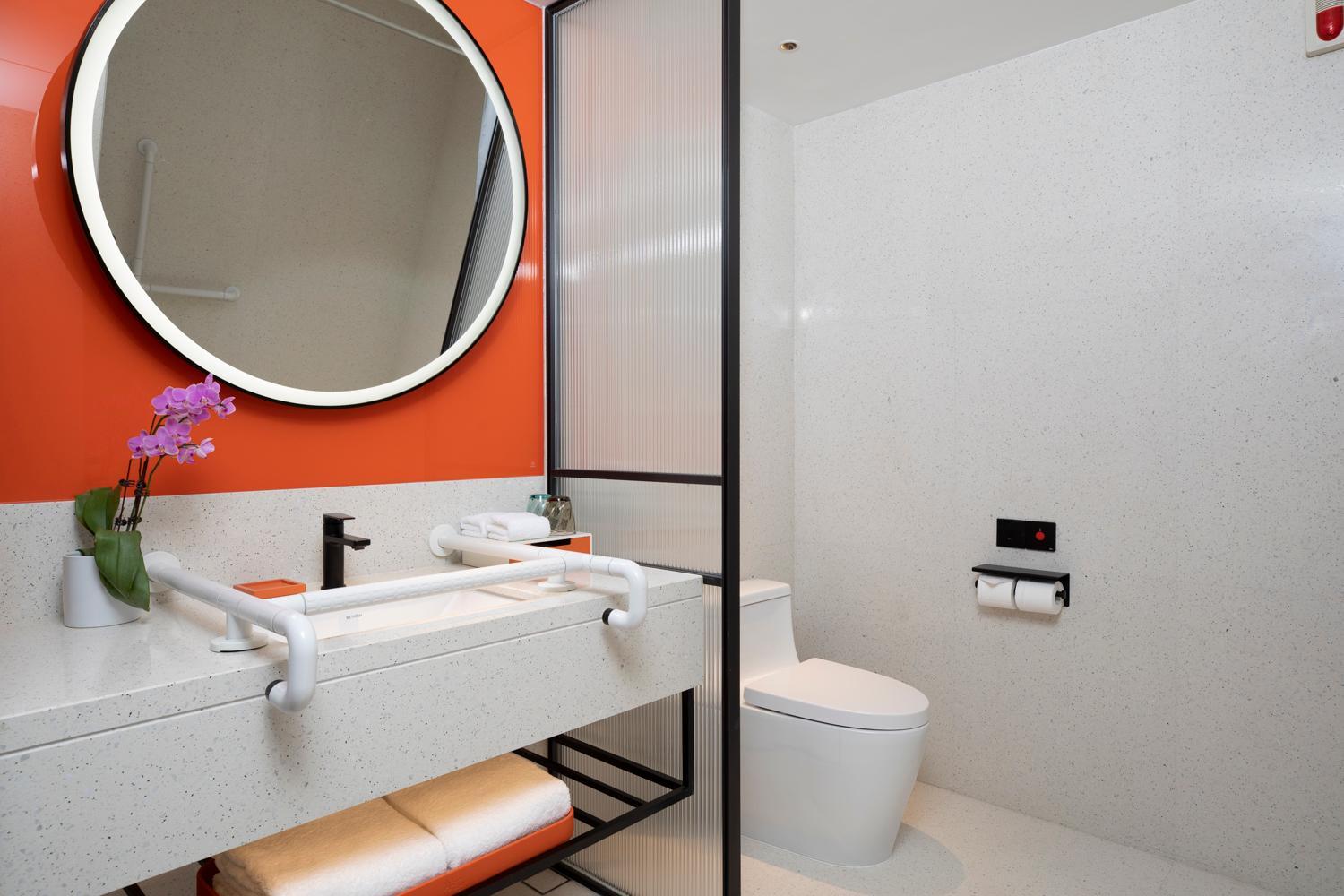 Standard King Room - Accessible - Photo 3