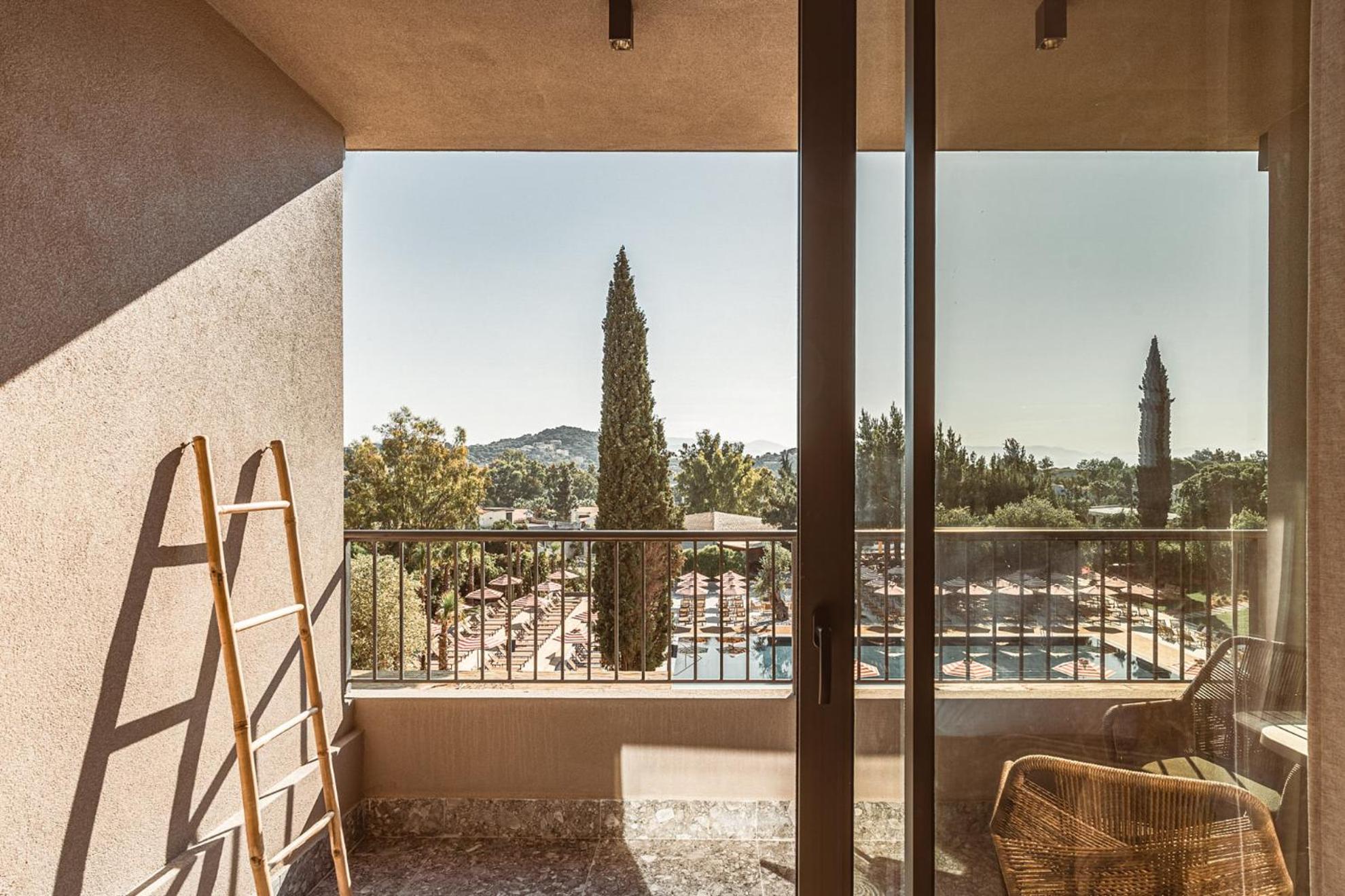 Double Room Pool View - Photo 7
