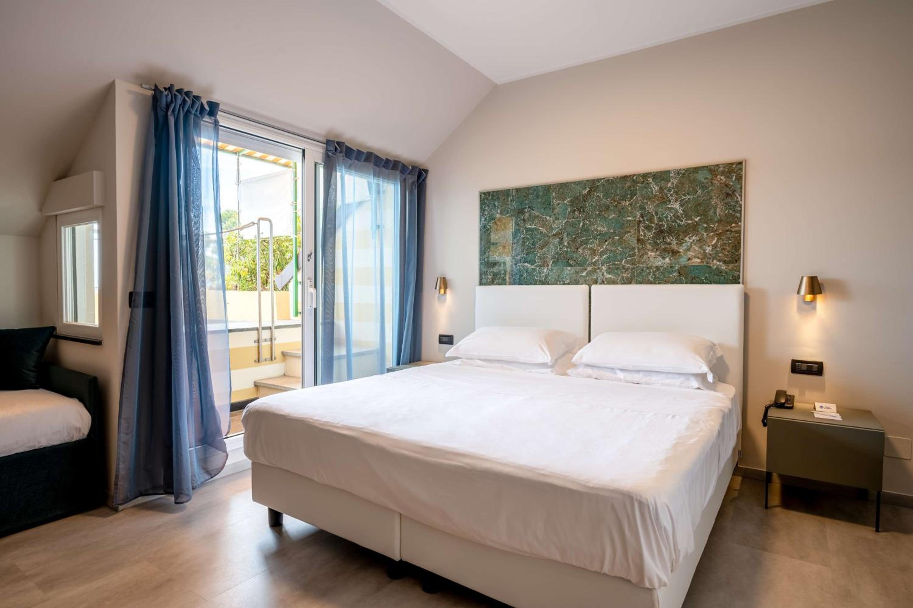 Room with Queen and Single Bed - Sea View - Photo 4