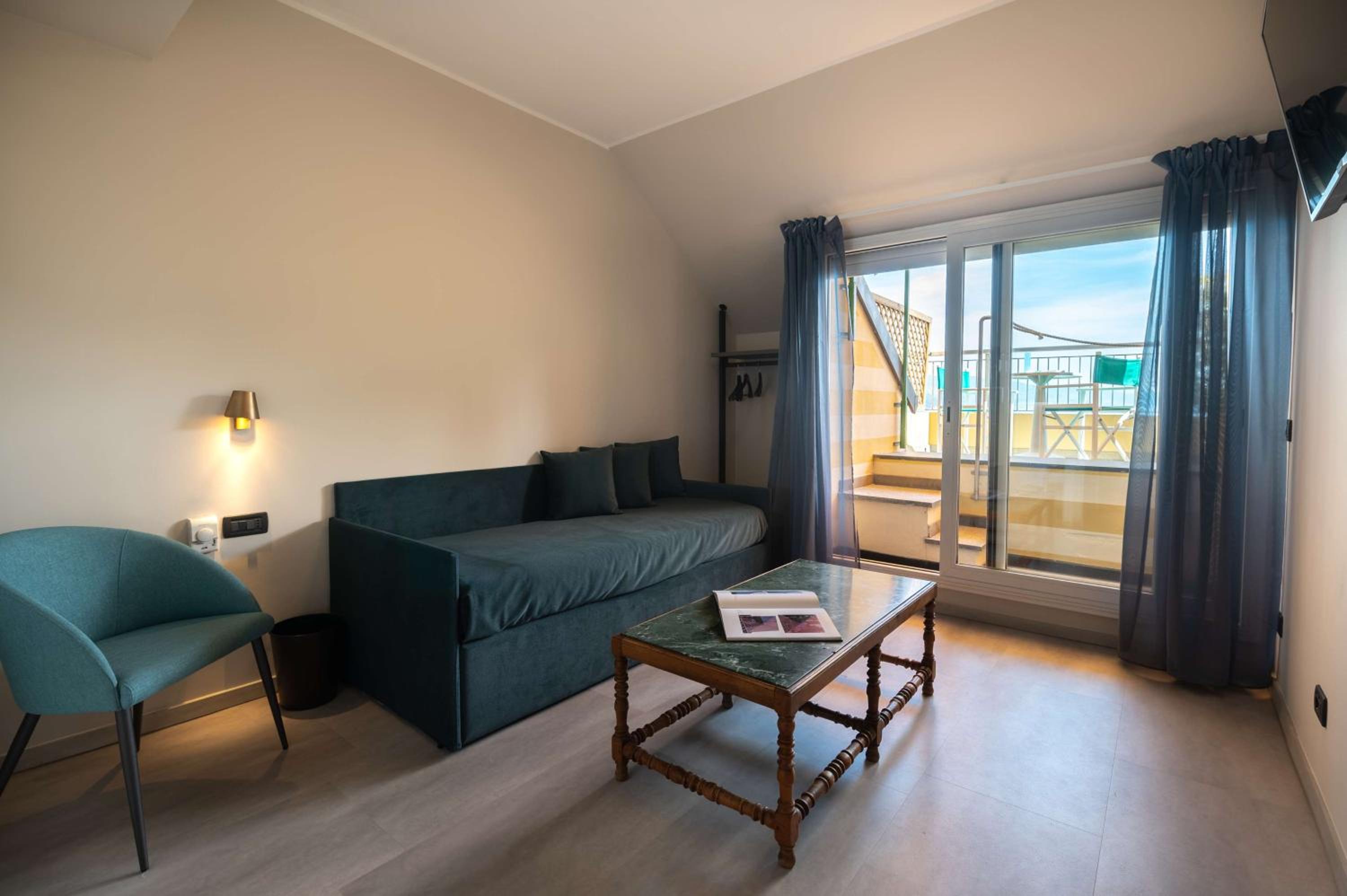 Two-Bedroom Suite with Balcony and Sea View photo 2