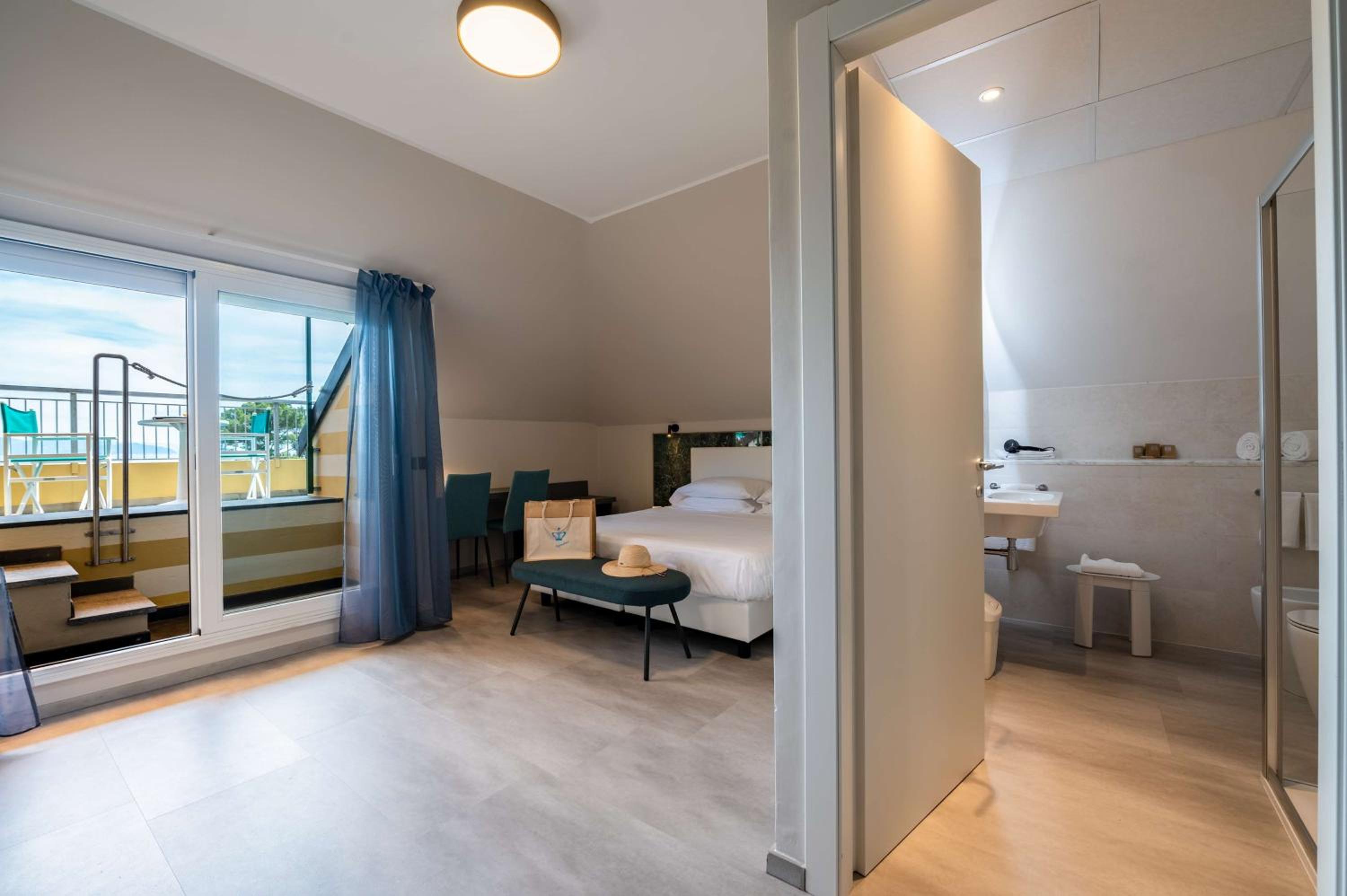 Two-Bedroom Suite with Balcony and Sea View photo 1