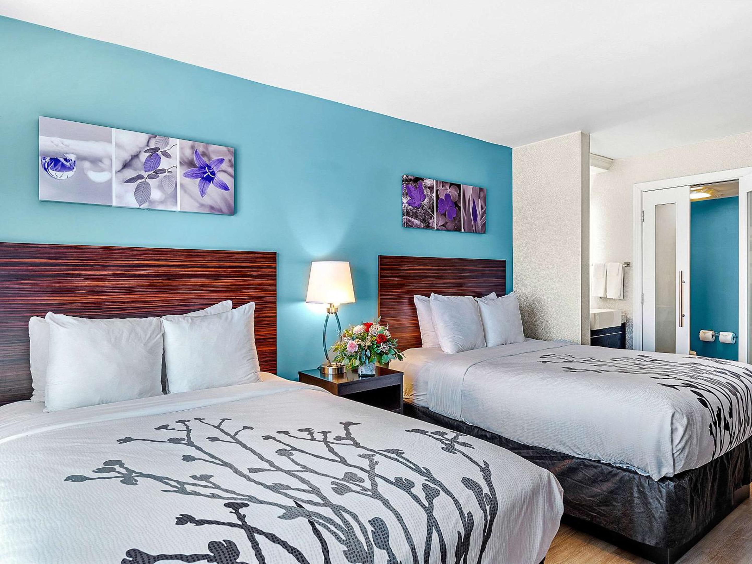 Standard Room with Two Double Beds and Boulevard View - Non-Smoking photo 2